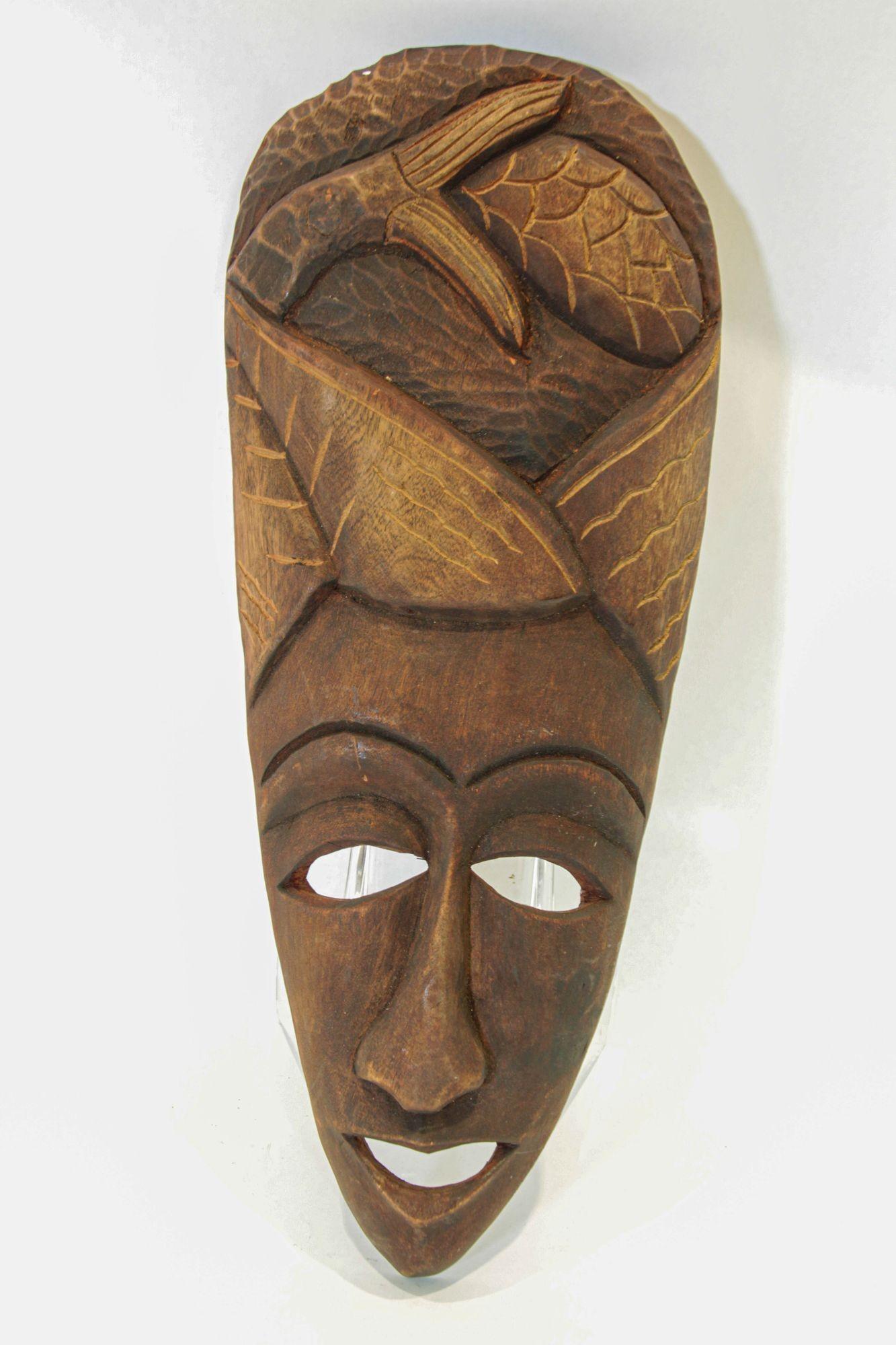 Maschera decorativa africana vintage in Wood, maschera africana intagliata a mano proveniente dal Ghana raffigurante un volto di donna sorridente con una bella pettinatura.
Maschera africana, decorazione scultura da parete in legno intagliato a