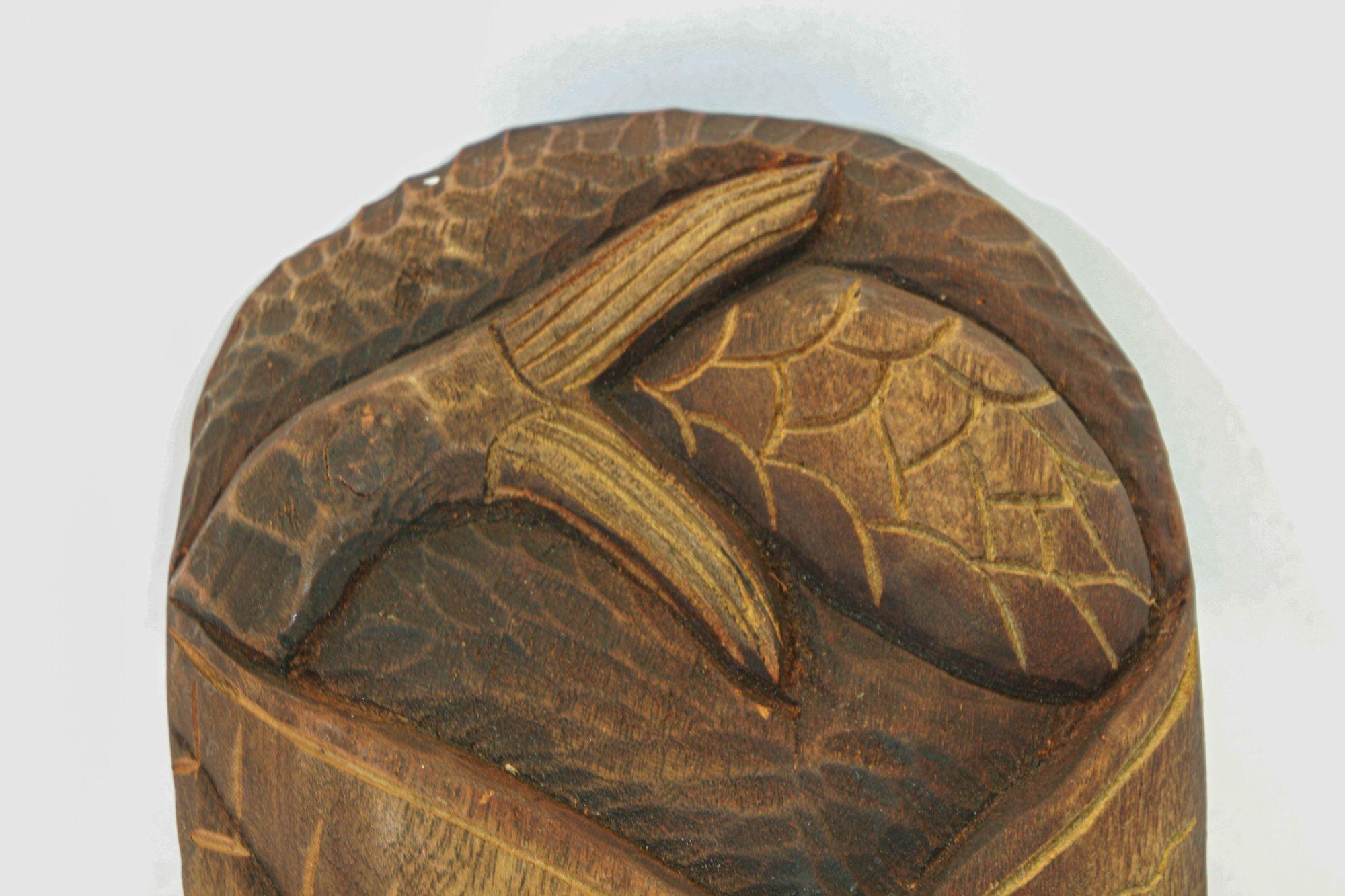 Arte popolare Maschera decorativa africana in Wood Scultura da parete in vendita