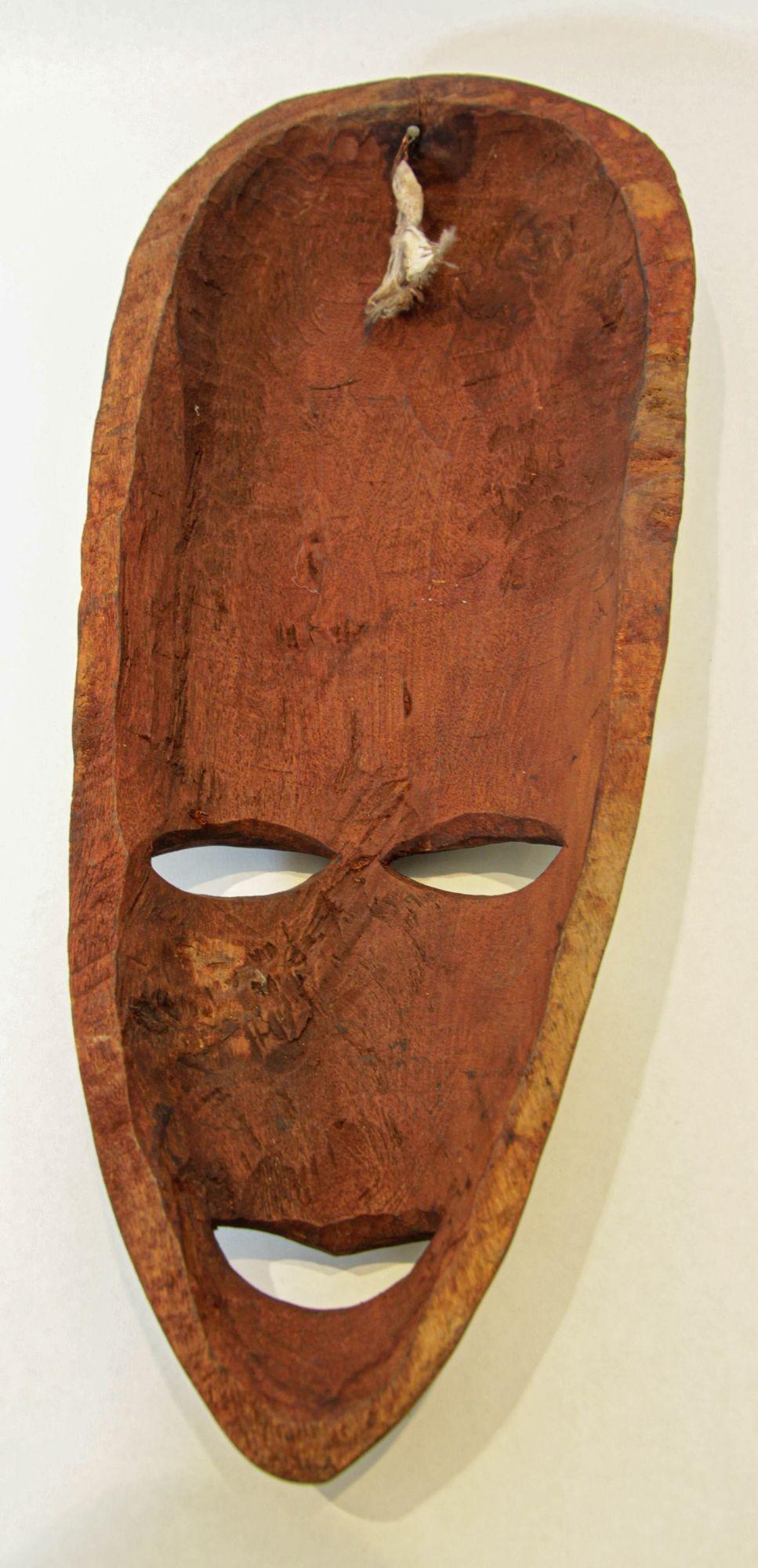 Maschera decorativa africana in Wood Scultura da parete In condizioni buone in vendita a North Hollywood, CA