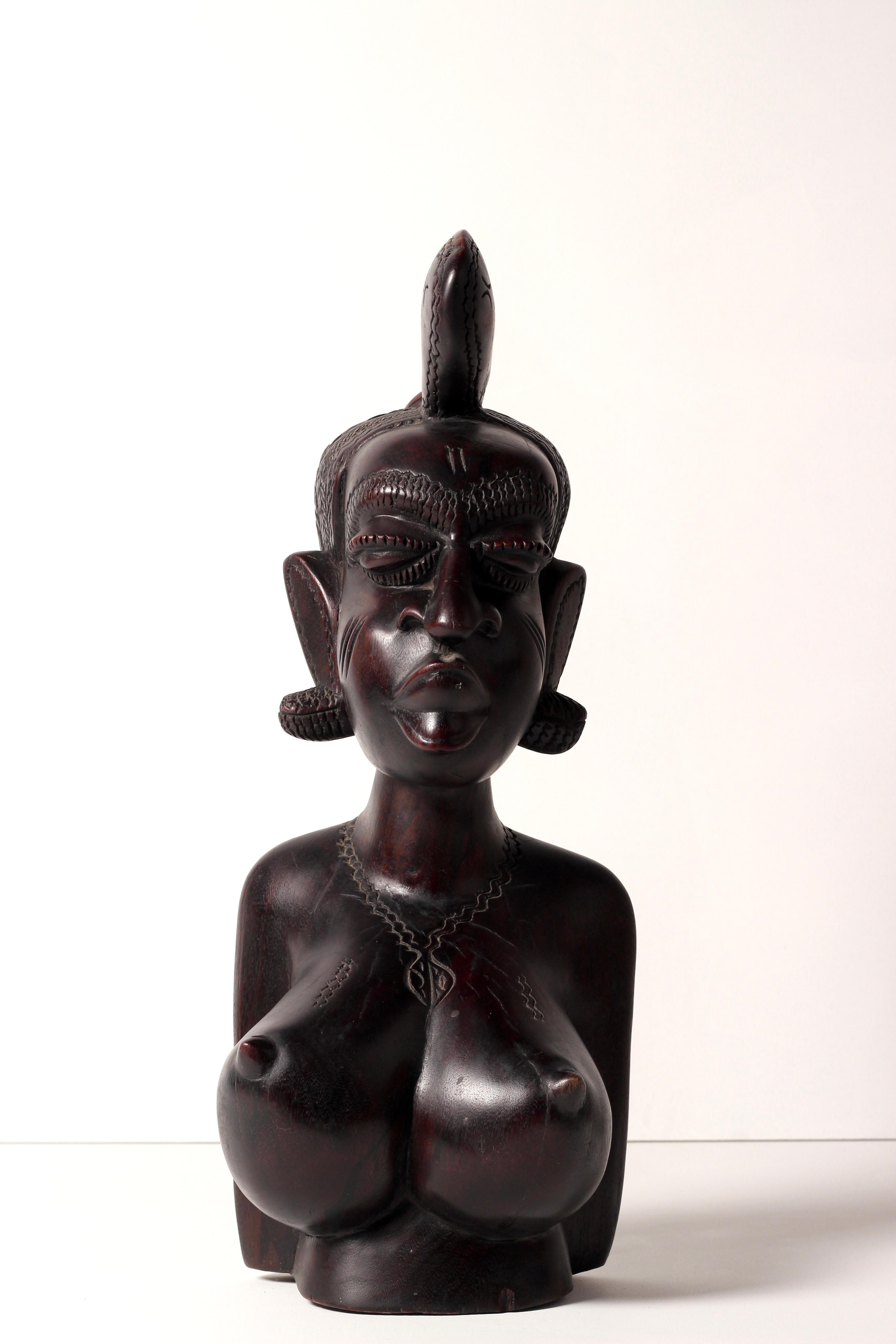 Die weibliche Büste aus afrikanischem Holz, die eine Mandinka-Frau darstellt, ist ein beeindruckendes Kunstwerk, das das kulturelle Erbe und die Handwerkskunst Westafrikas widerspiegelt. Diese von erfahrenen Kunsthandwerkern handgeschnitzte Büste