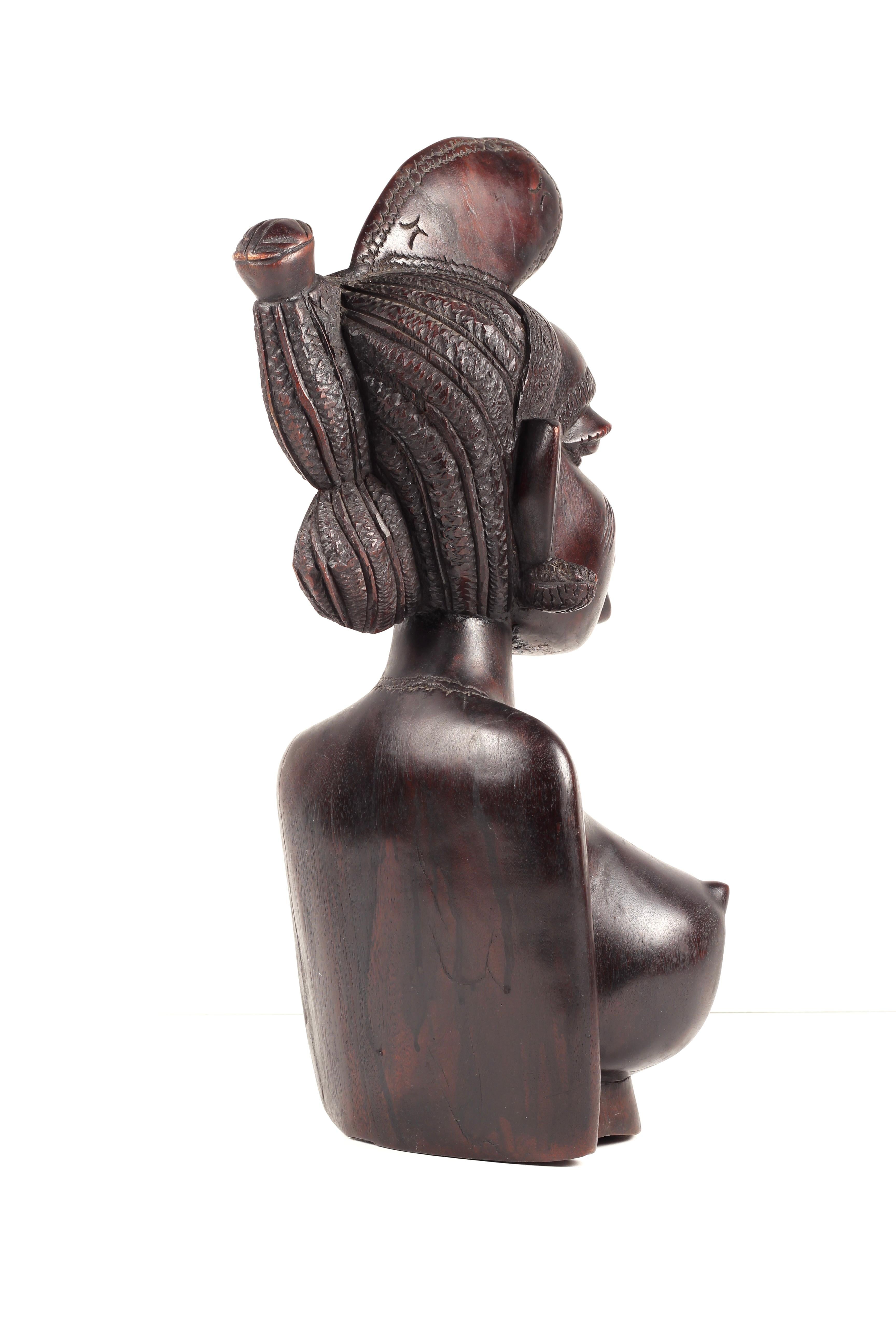 Afrikanische weibliche Holzbüste, figurative Skulptur Mandinka Frau, Mandinka (Stammeskunst) im Angebot