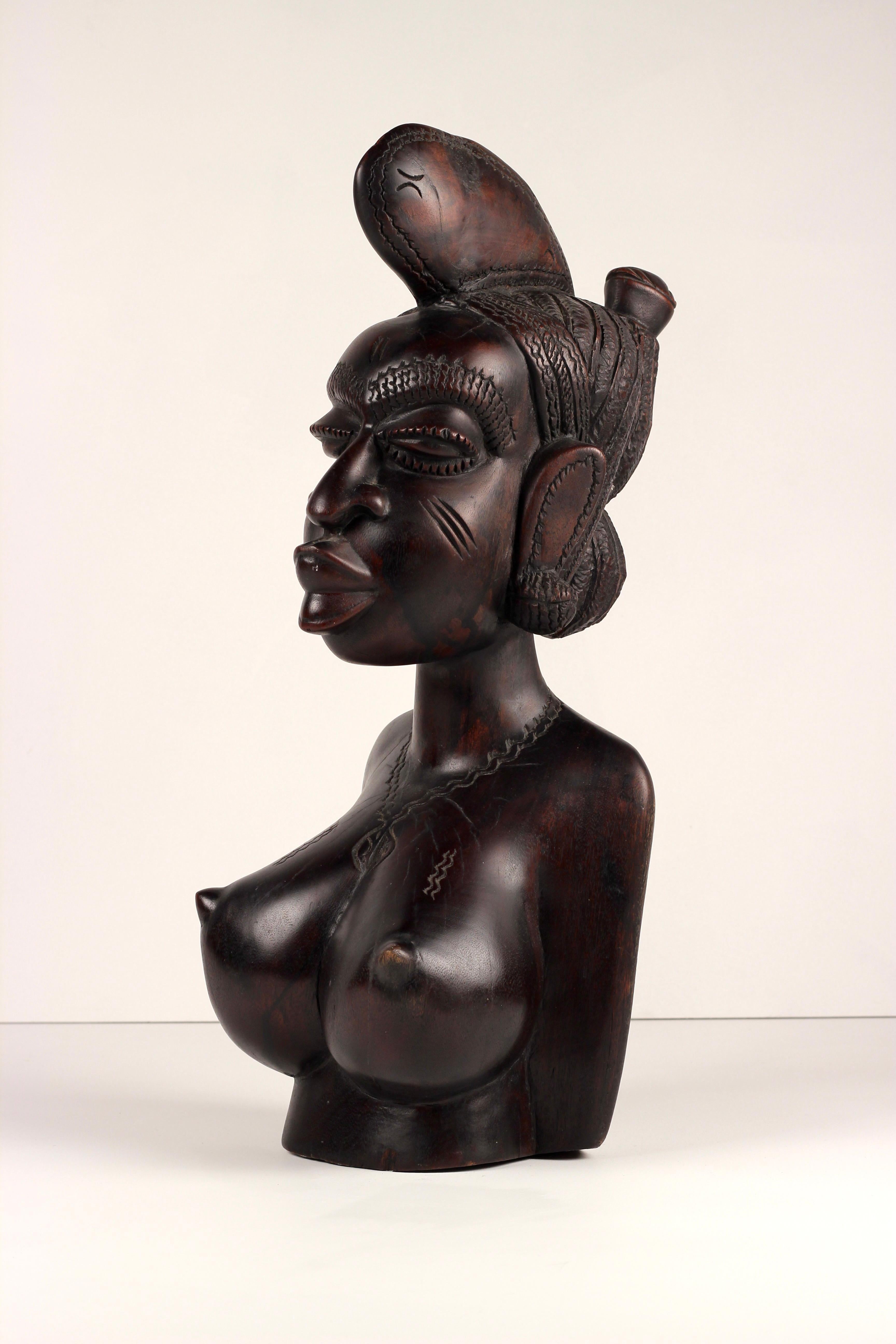 Afrikanische weibliche Holzbüste, figurative Skulptur Mandinka Frau, Mandinka (Gambisch) im Angebot