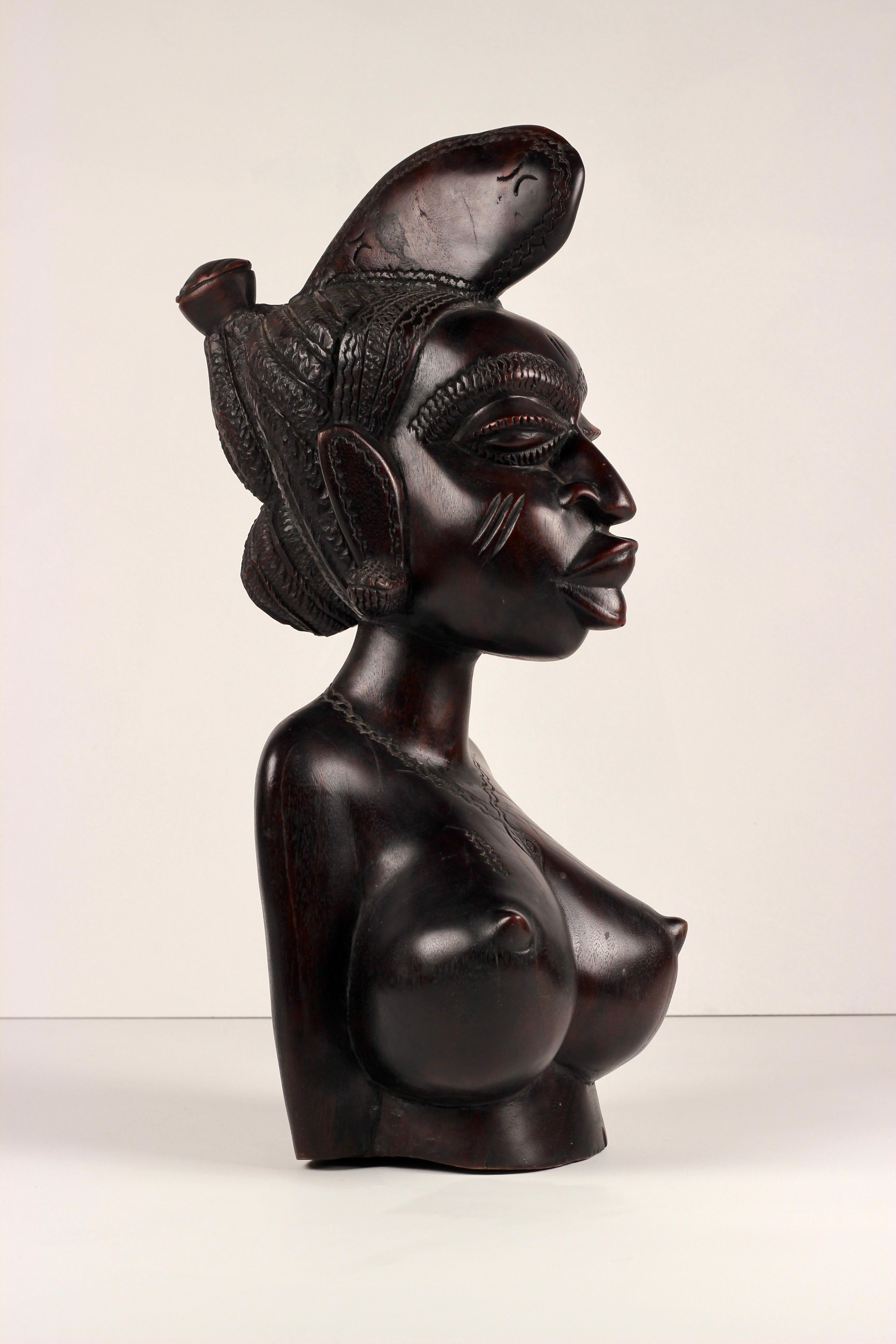 Afrikanische weibliche Holzbüste, figurative Skulptur Mandinka Frau, Mandinka (Handgeschnitzt) im Angebot