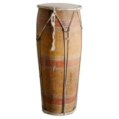 Tambor decorativo africano de madera de arte tribal con piel y cuerda fabricado a principios del siglo XX