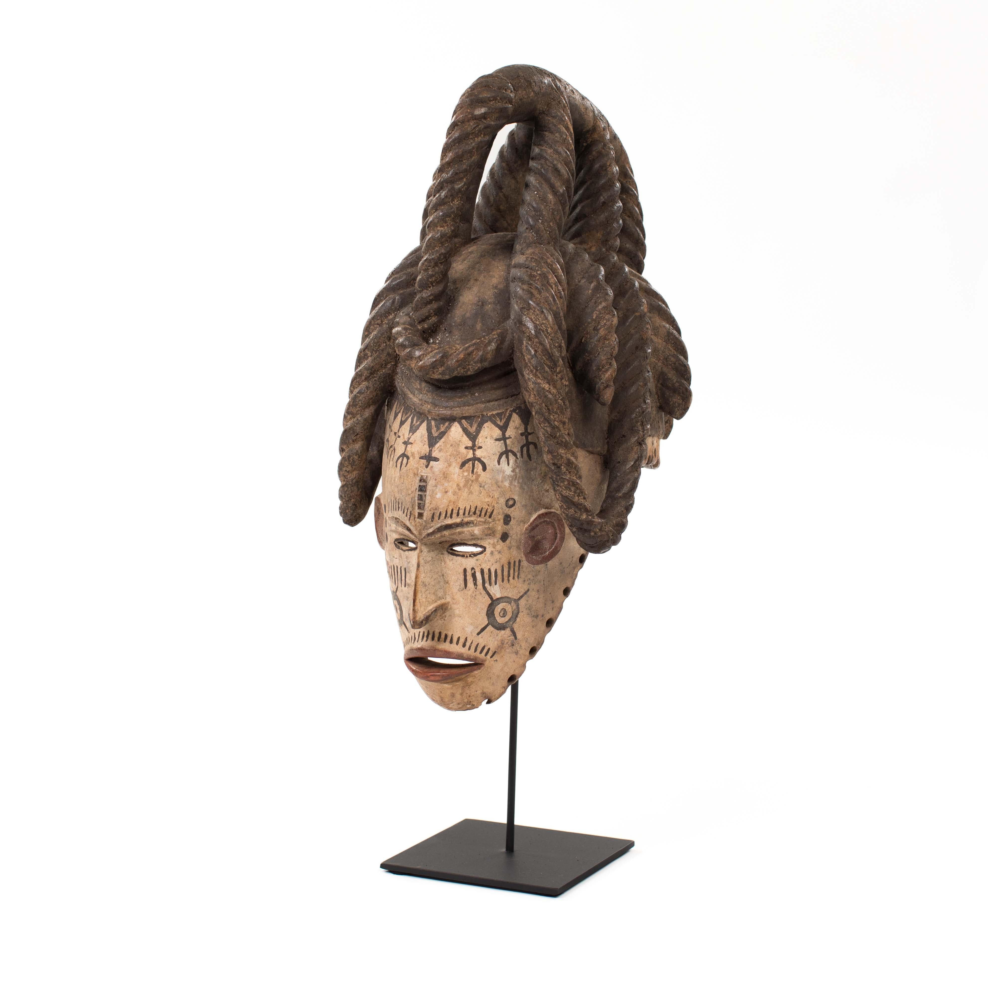 Máscara Tribal Igbo Agbogo Femenina Africana de Madera Marrón-Rojo-Beige Nigeria Años 70 en venta 6
