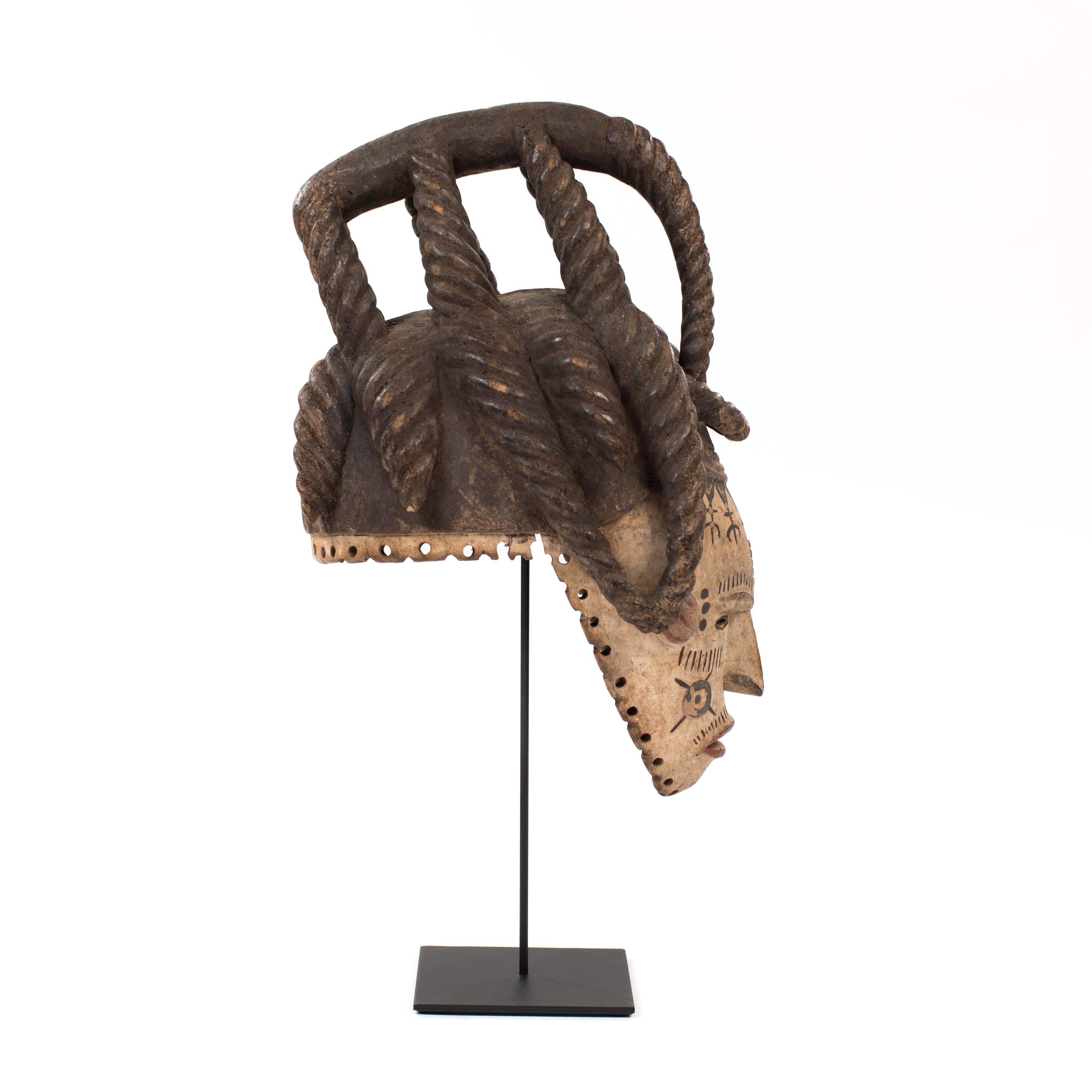 Máscara Tribal Igbo Agbogo Femenina Africana de Madera Marrón-Rojo-Beige Nigeria Años 70 en venta 7