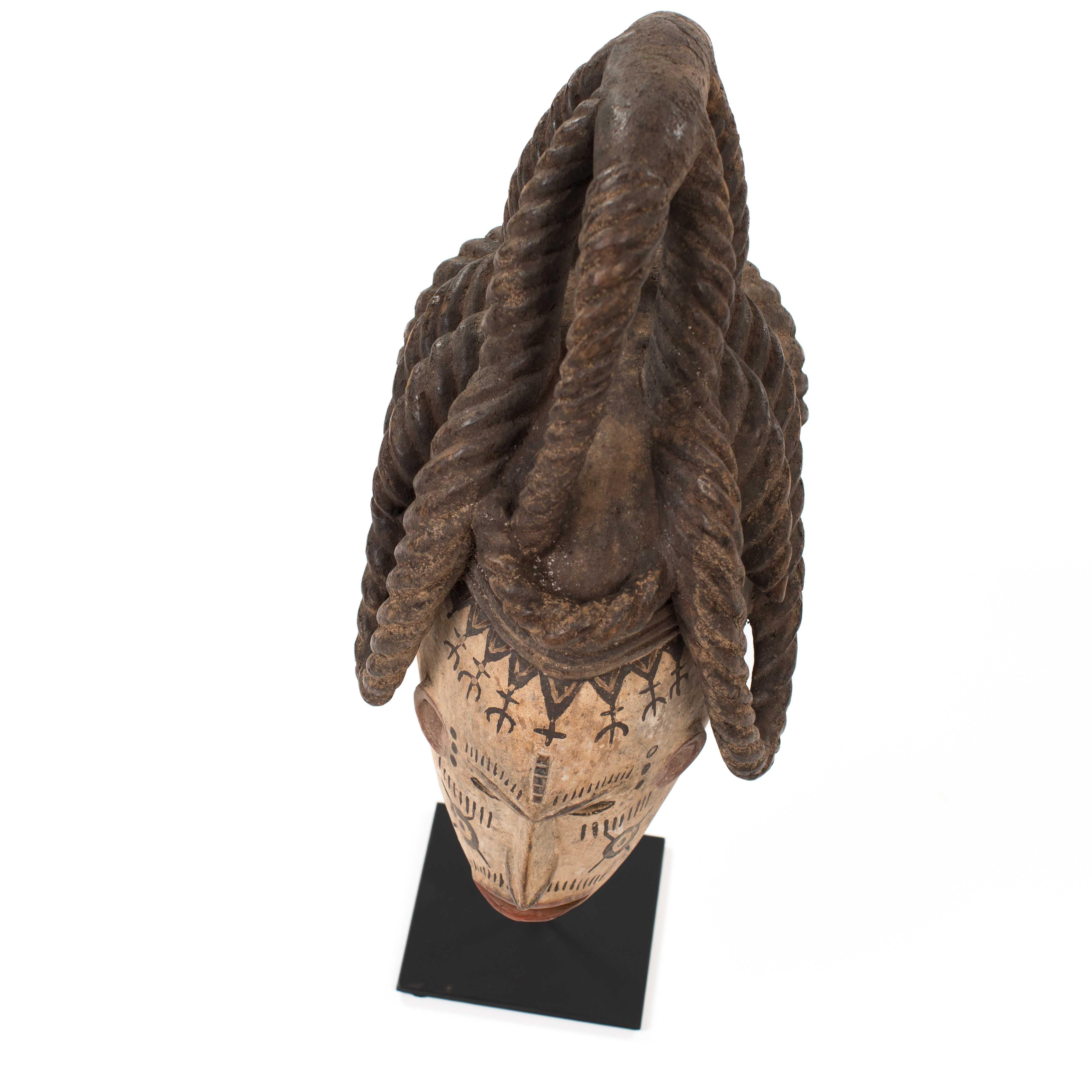Máscara Tribal Igbo Agbogo Femenina Africana de Madera Marrón-Rojo-Beige Nigeria Años 70 en venta 8