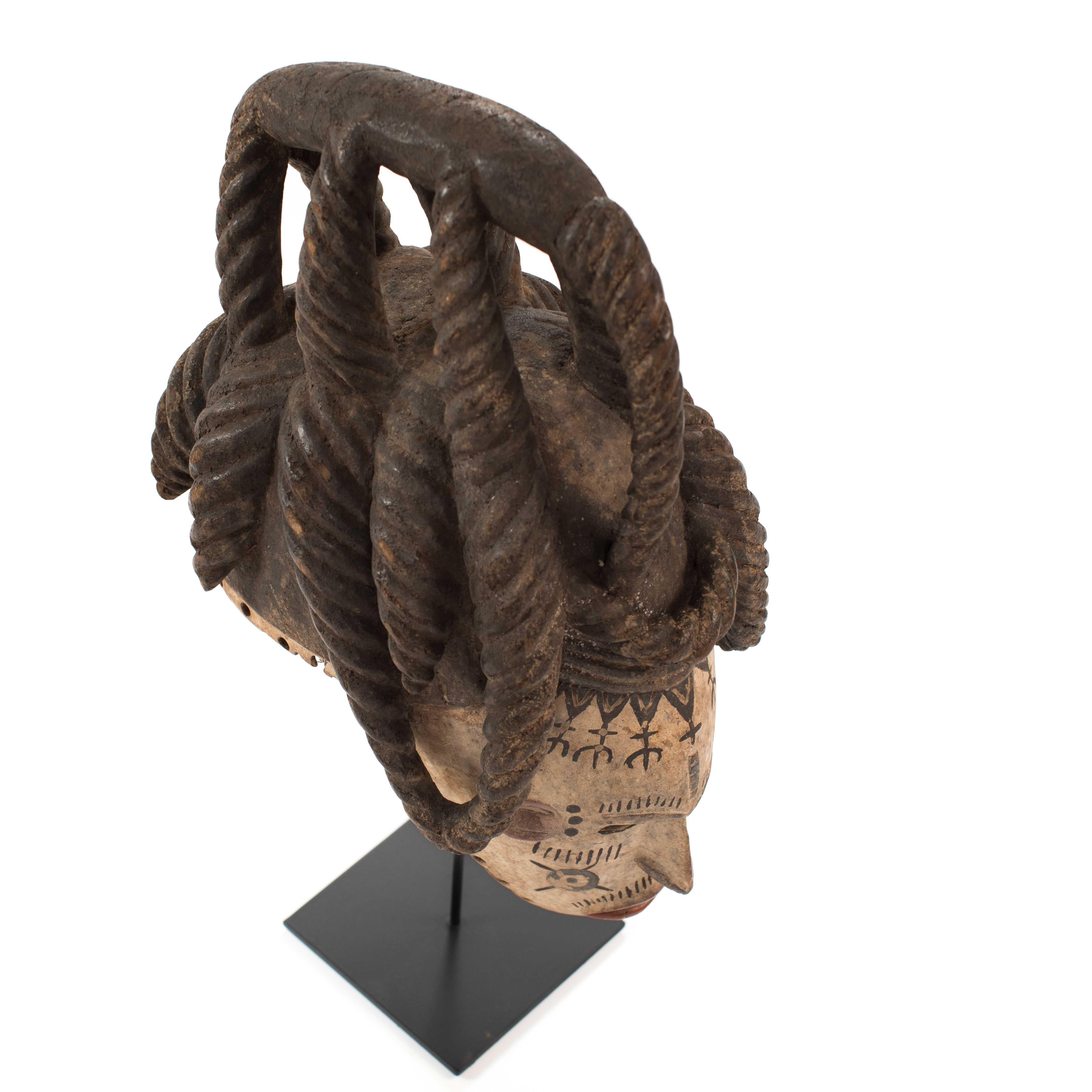 Máscara Tribal Igbo Agbogo Femenina Africana de Madera Marrón-Rojo-Beige Nigeria Años 70 en venta 9