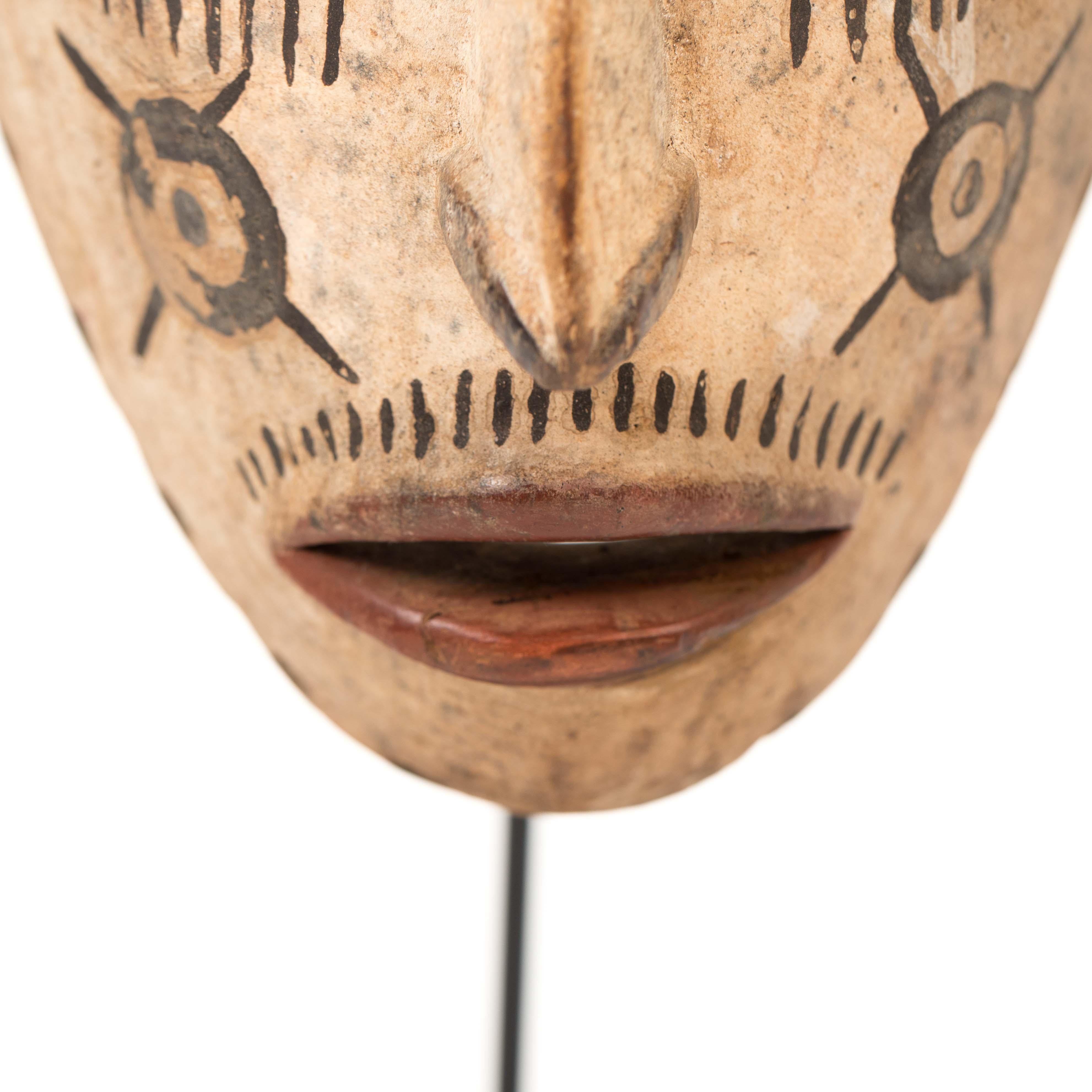 Máscara Tribal Igbo Agbogo Femenina Africana de Madera Marrón-Rojo-Beige Nigeria Años 70 en venta 10