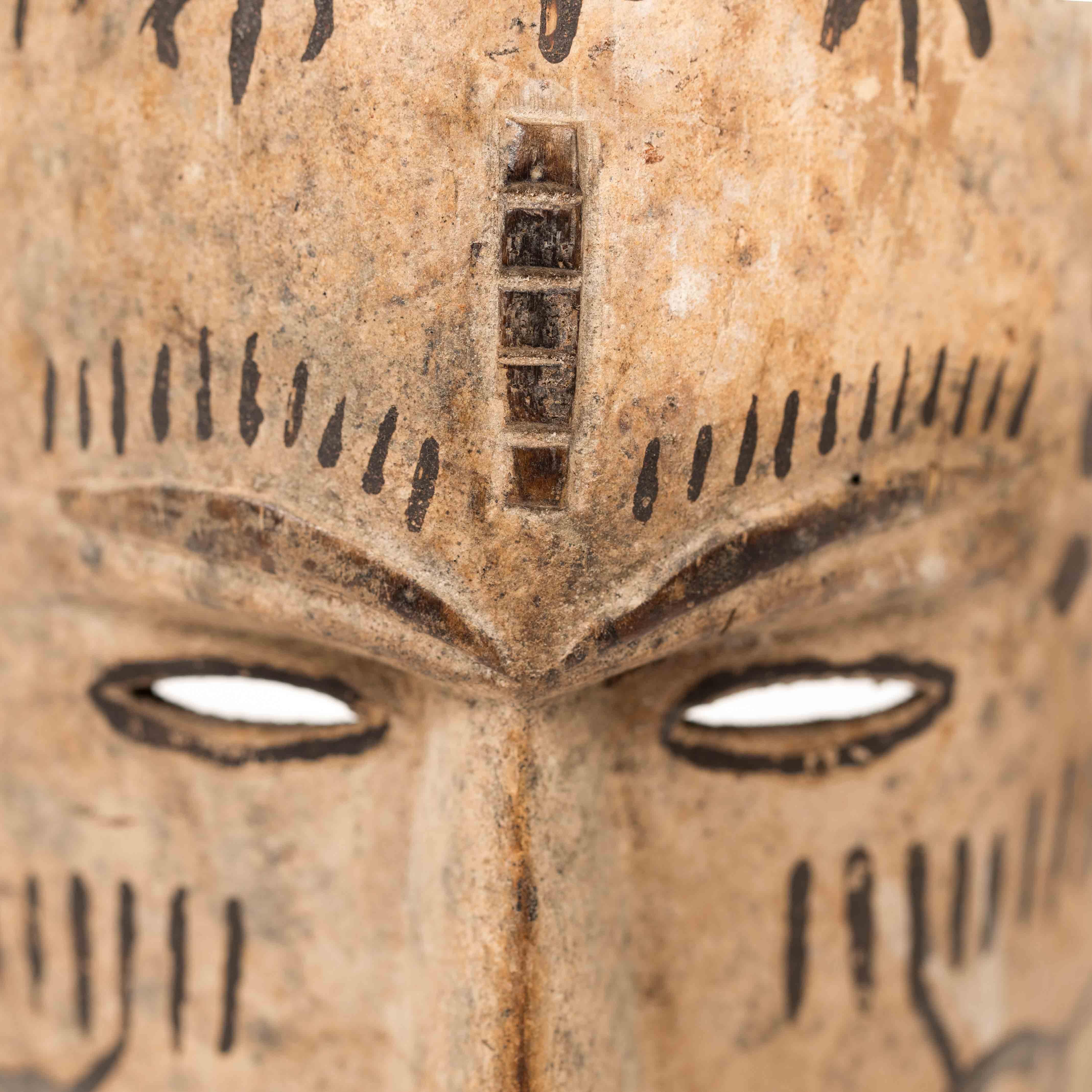 Máscara Tribal Igbo Agbogo Femenina Africana de Madera Marrón-Rojo-Beige Nigeria Años 70 en venta 11