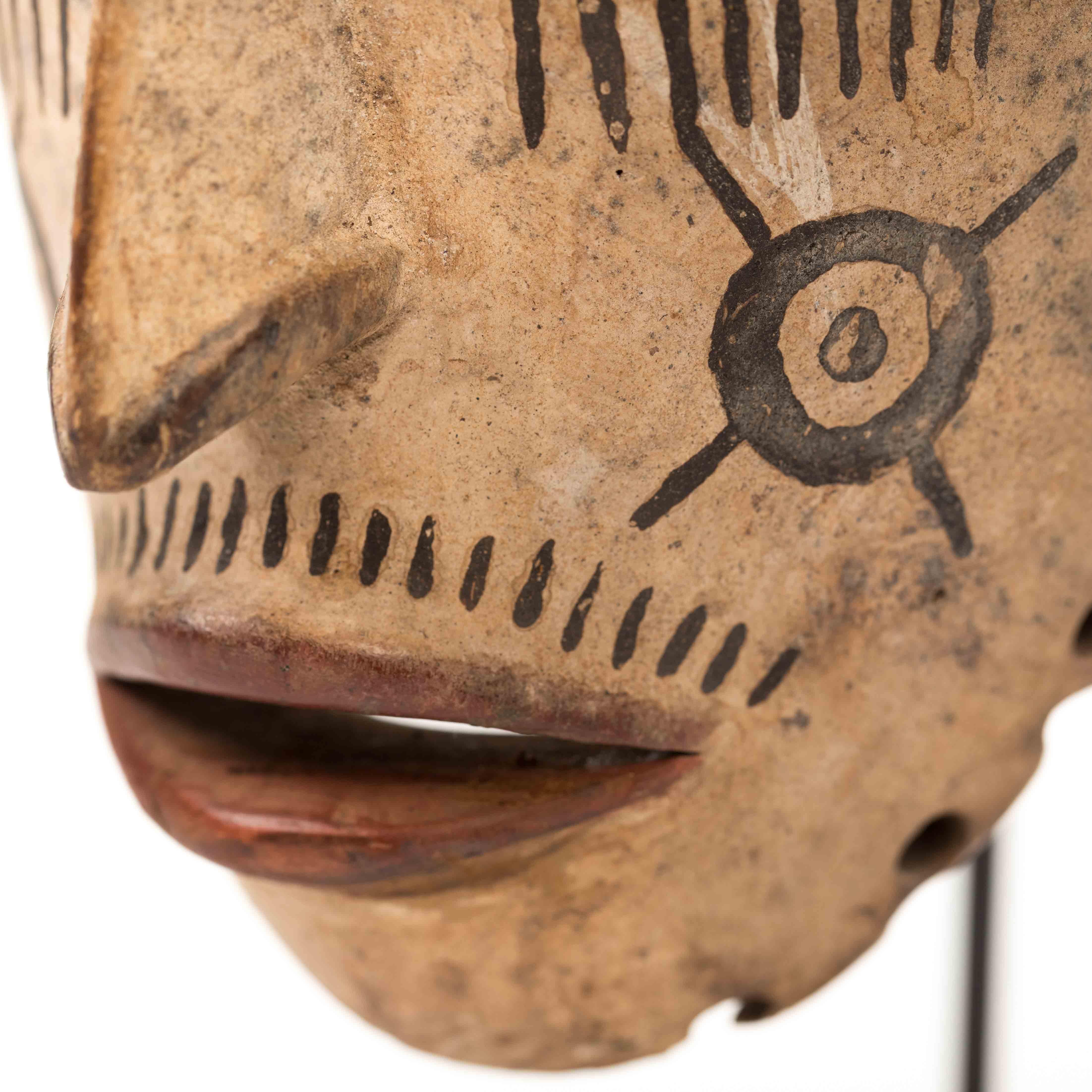 Máscara Tribal Igbo Agbogo Femenina Africana de Madera Marrón-Rojo-Beige Nigeria Años 70 en venta 12