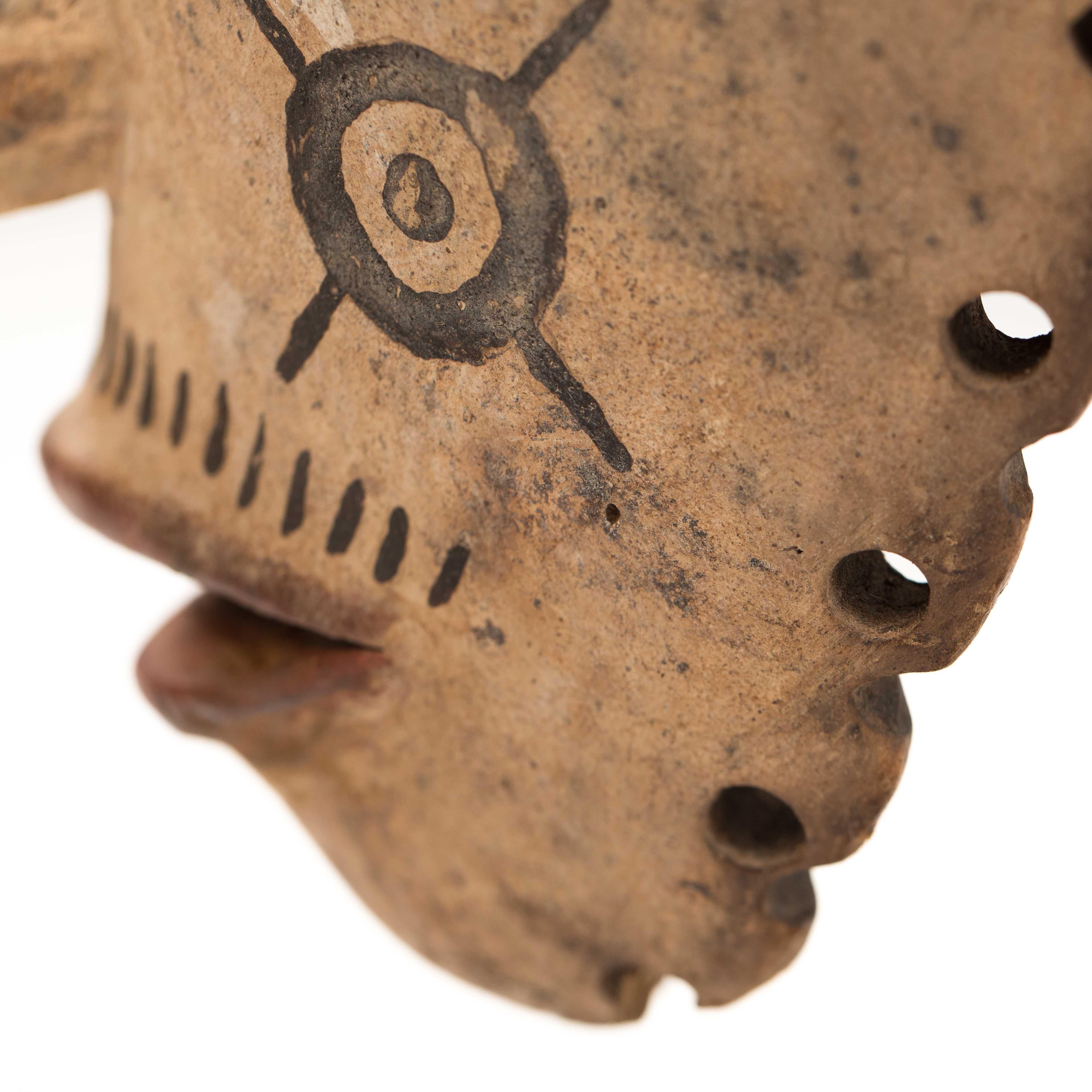 Máscara Tribal Igbo Agbogo Femenina Africana de Madera Marrón-Rojo-Beige Nigeria Años 70 en venta 13