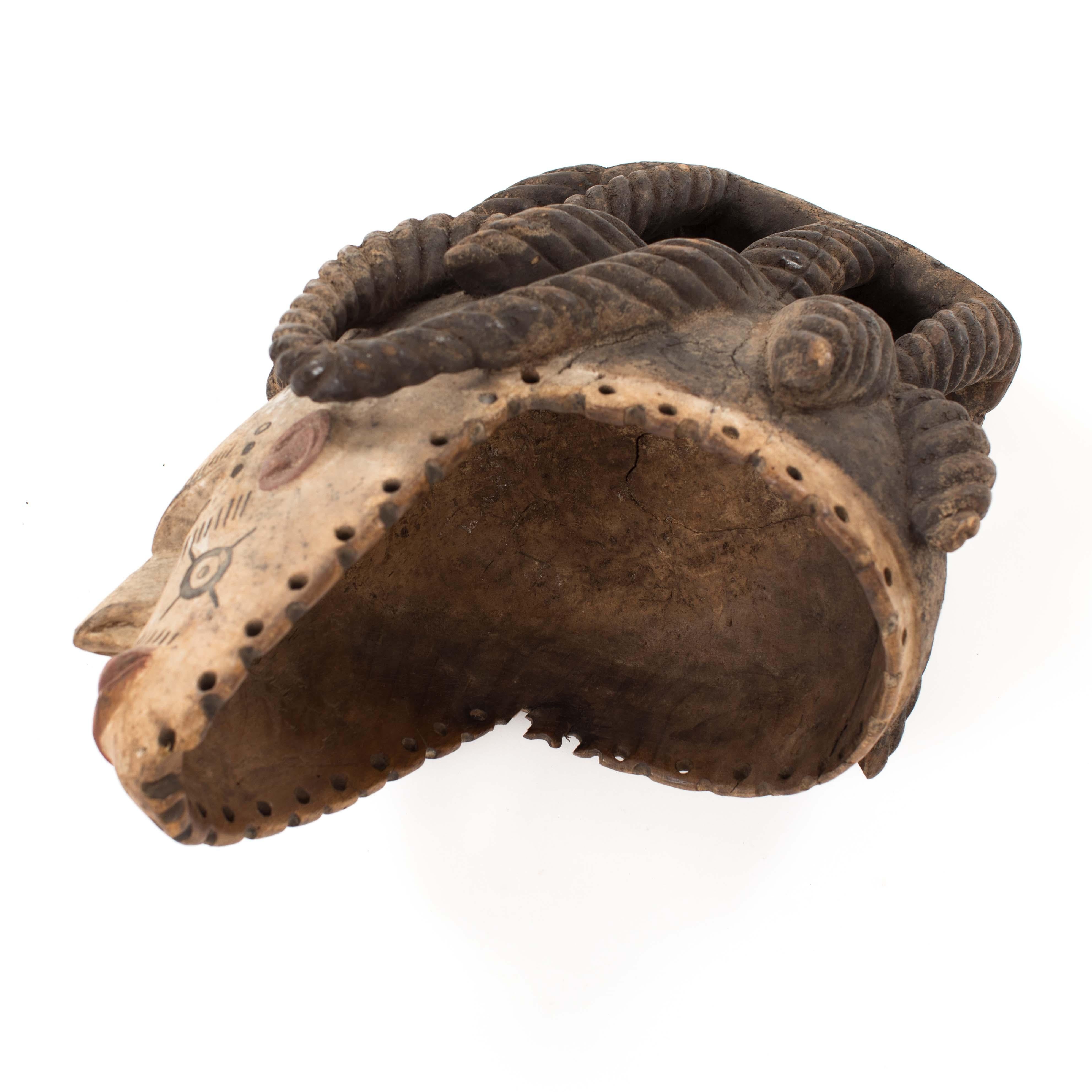 Máscara Tribal Igbo Agbogo Femenina Africana de Madera Marrón-Rojo-Beige Nigeria Años 70 en venta 14