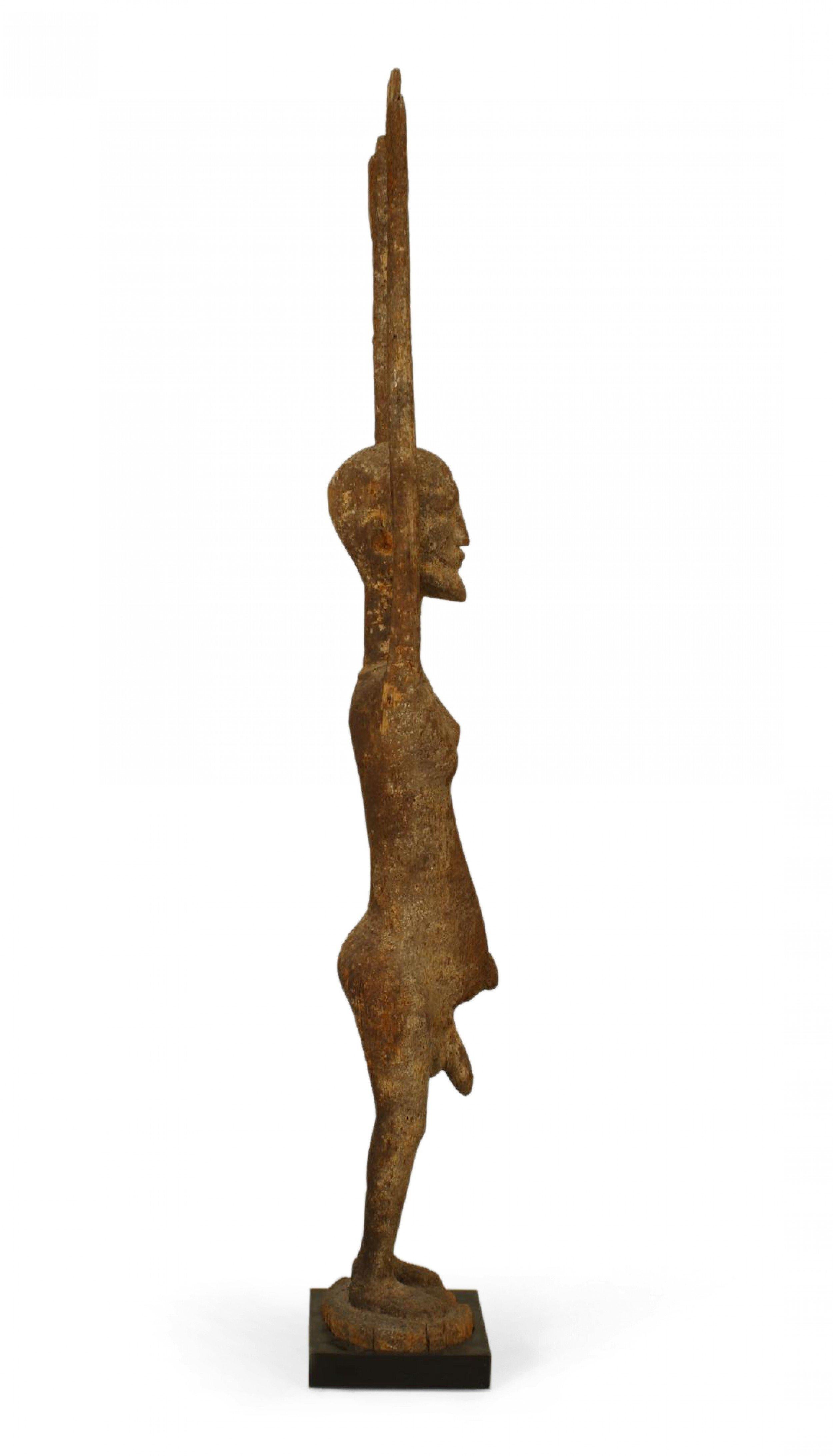 Sculpté Figure de dieu de la fertilité africaine en bois en vente