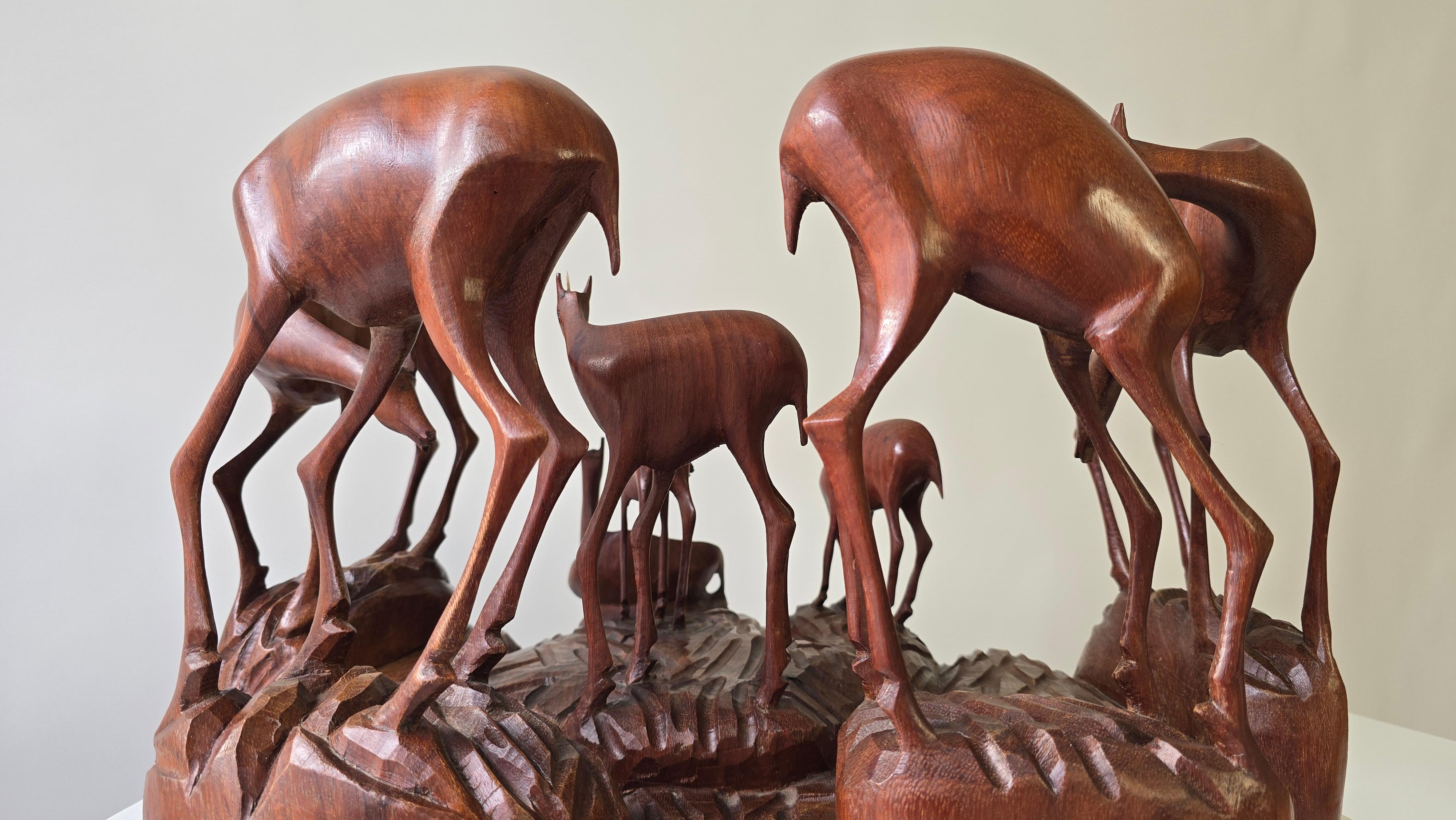 Scultura africana in legno di una famiglia di cervi, Congo Belga, anni '50 in vendita 2