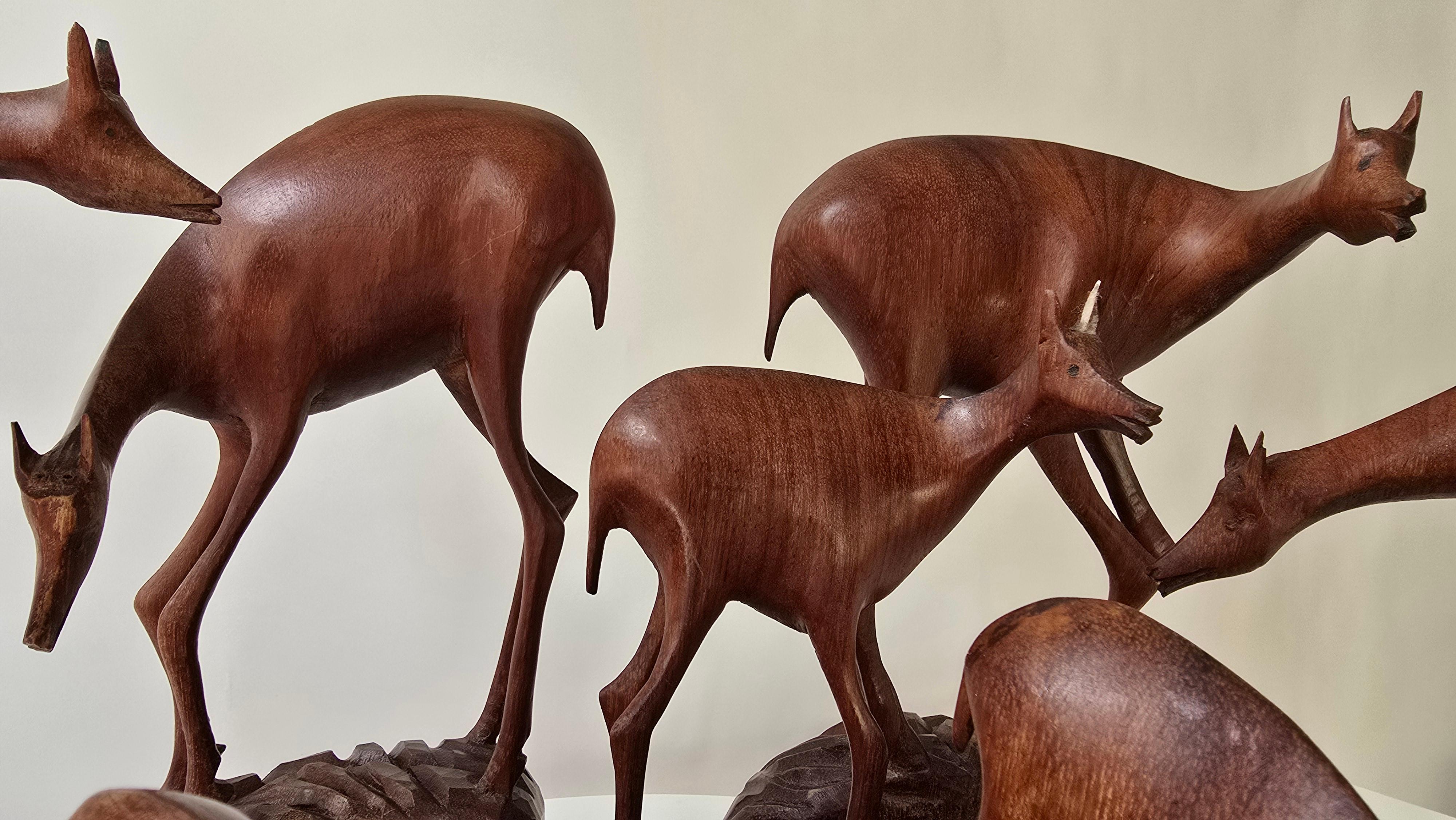 Scultura africana in legno di una famiglia di cervi, Congo Belga, anni '50 in vendita 3