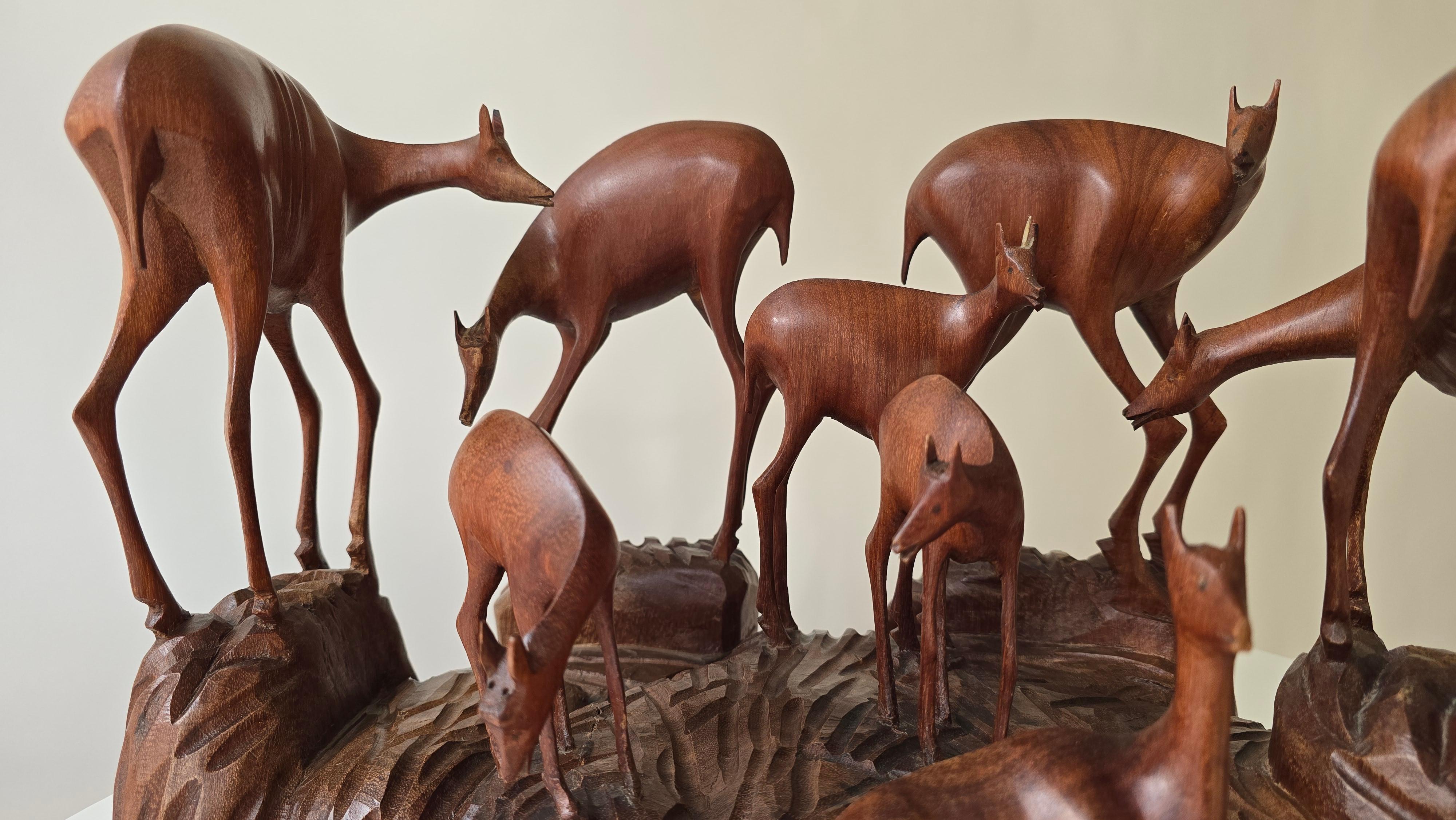 Scultura africana in legno di una famiglia di cervi, Congo Belga, anni '50 in vendita 4