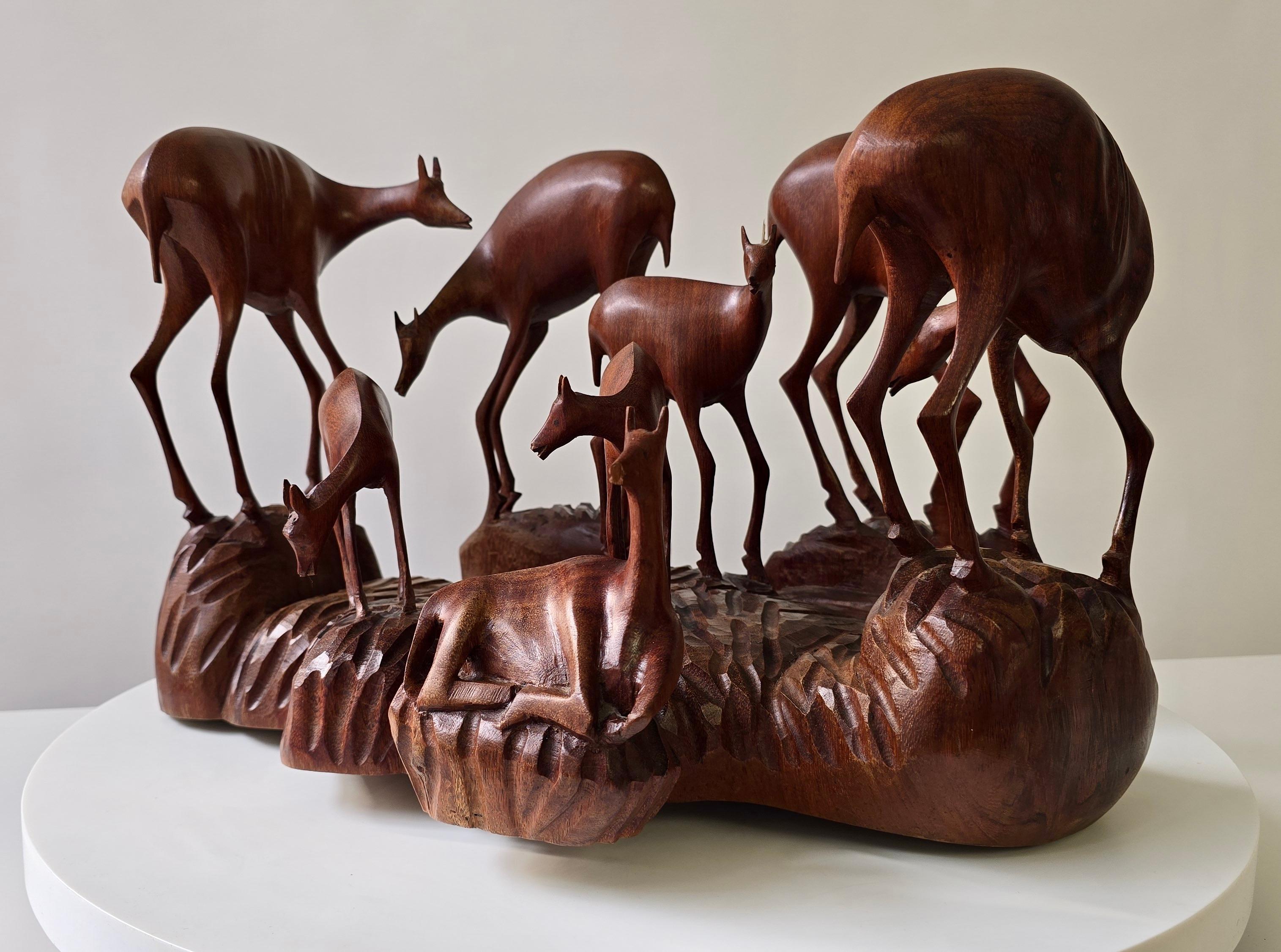 Intagliato a mano Scultura africana in legno di una famiglia di cervi, Congo Belga, anni '50 in vendita