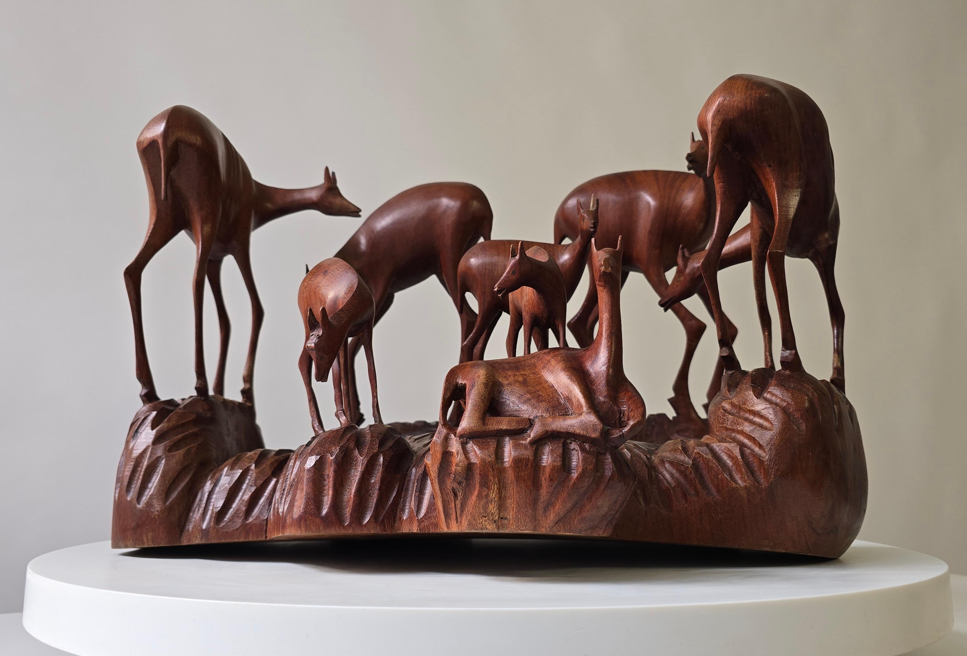 Scultura africana in legno di una famiglia di cervi, Congo Belga, anni '50 In condizioni buone in vendita a Antwerp, BE