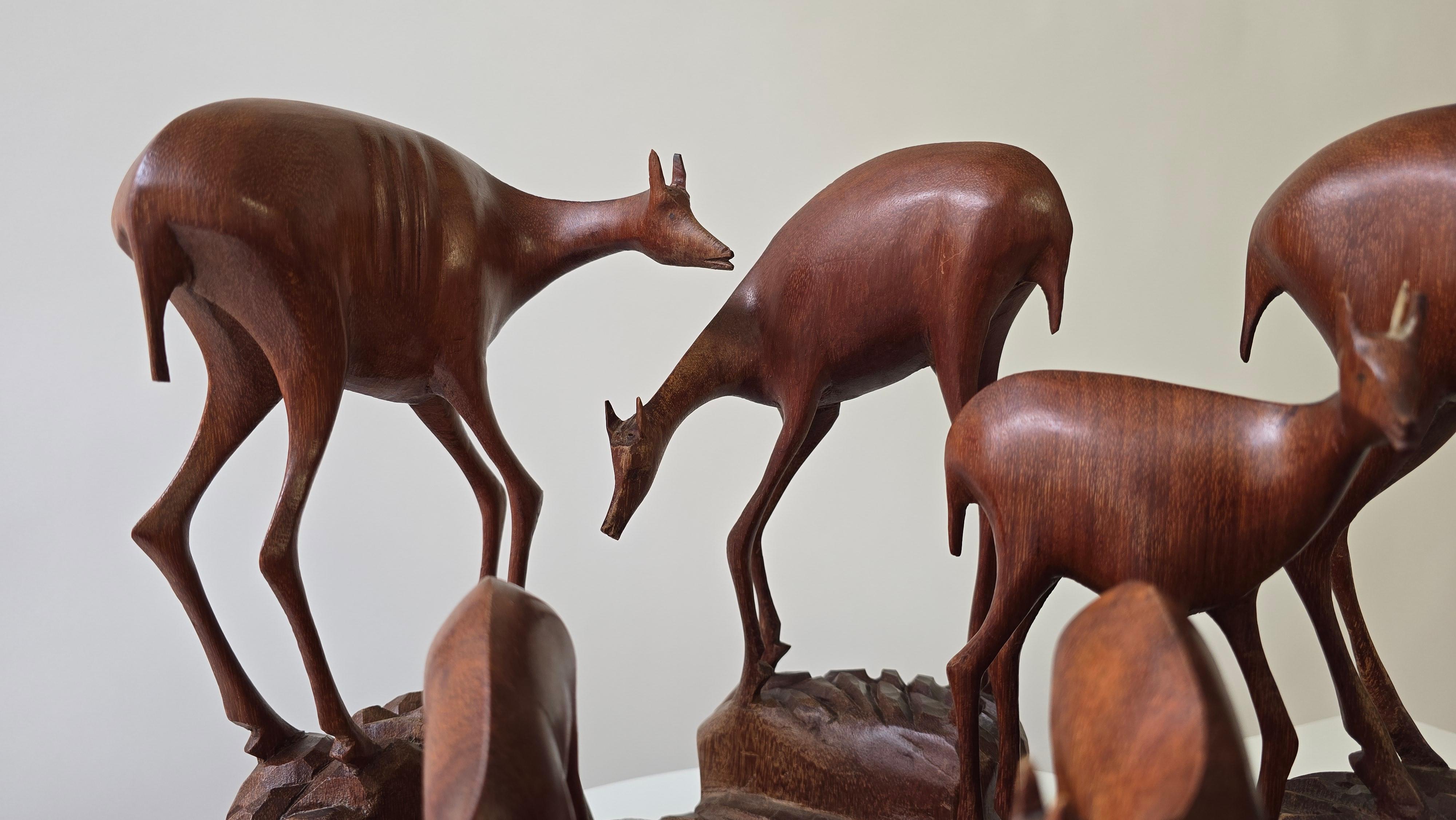 Scultura africana in legno di una famiglia di cervi, Congo Belga, anni '50 in vendita 1