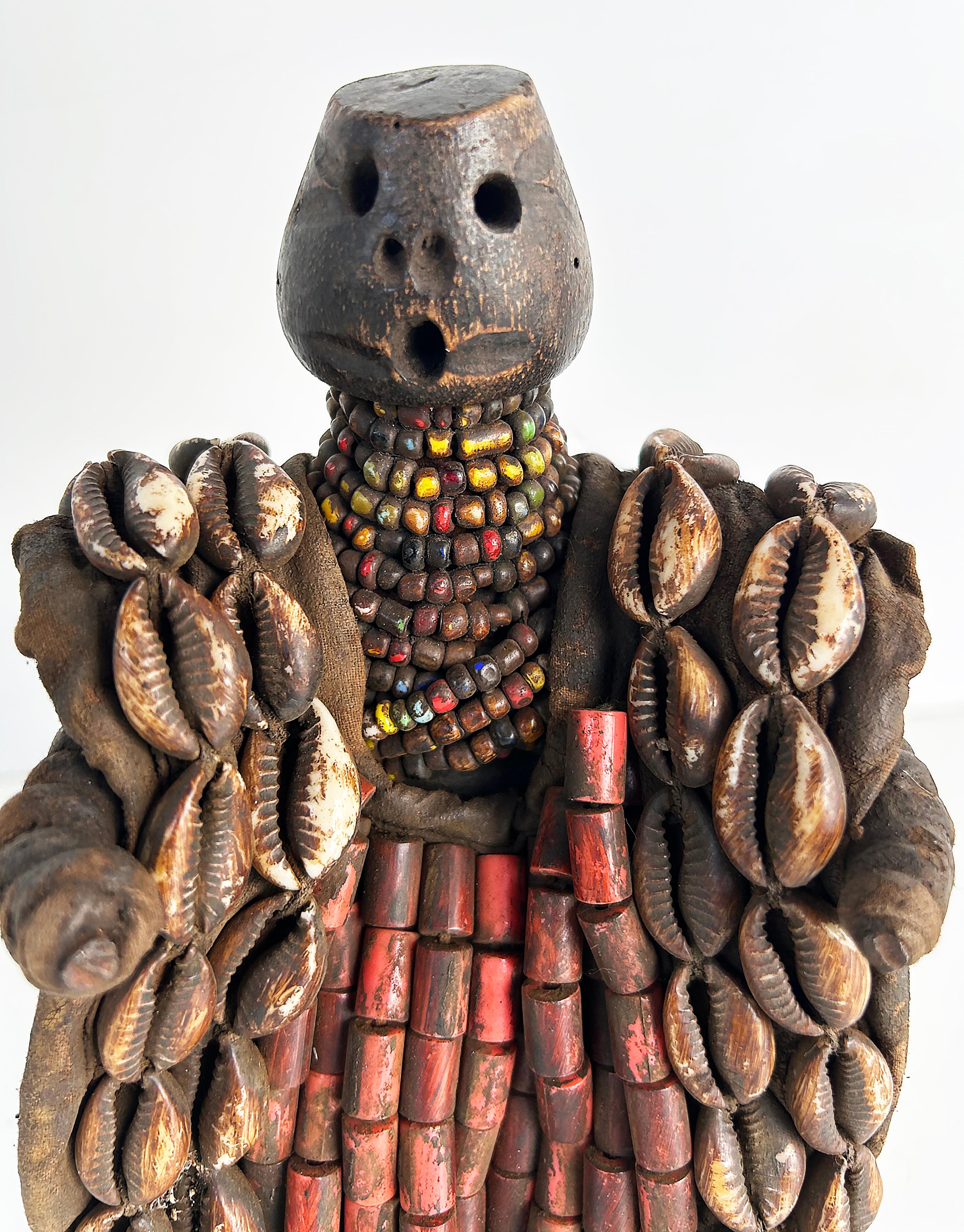 Tribale Bambola della fertilità africana Yoruba con guscio di cowrie e perline, 20° secolo in vendita