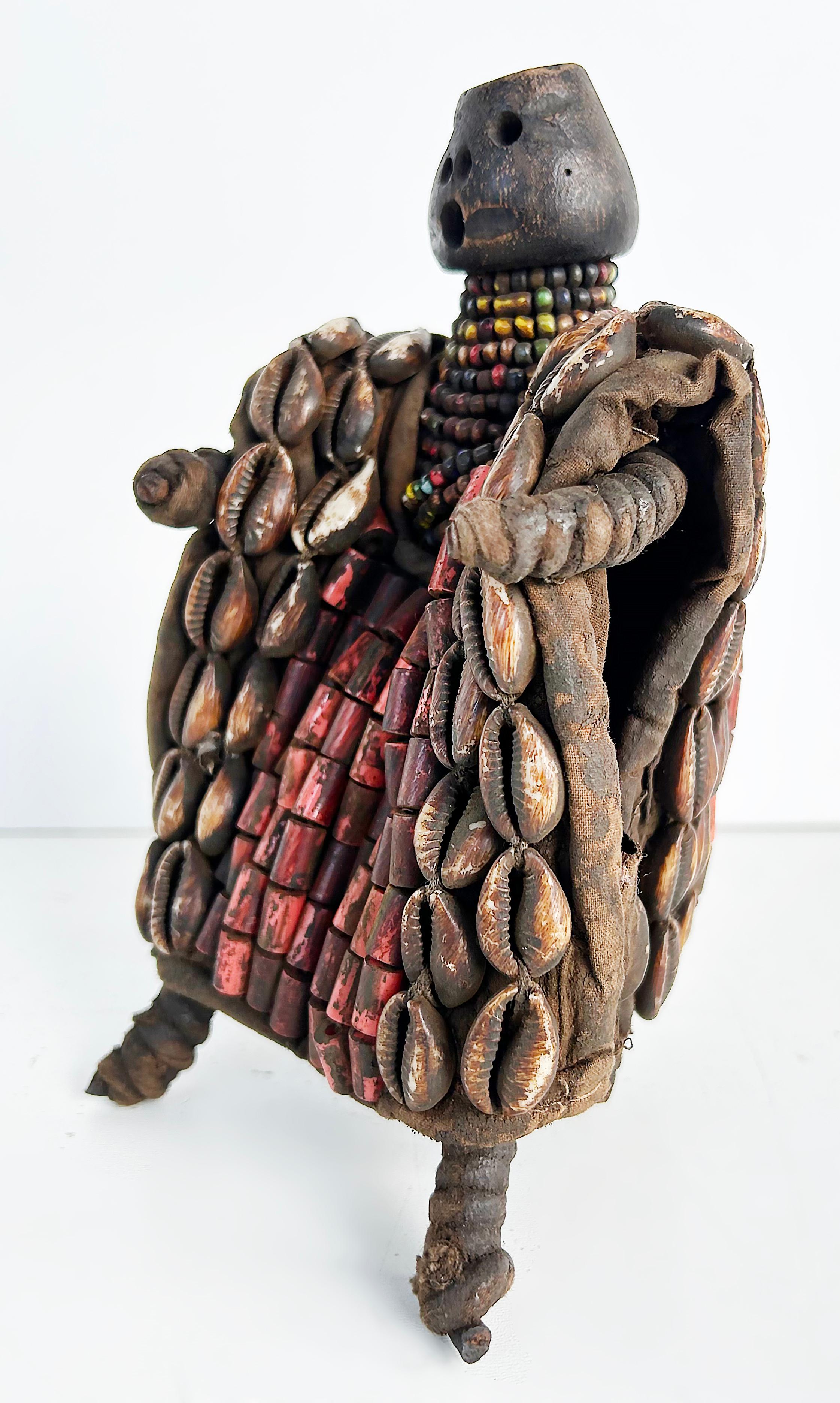 Congolese Bambola della fertilità africana Yoruba con guscio di cowrie e perline, 20° secolo in vendita