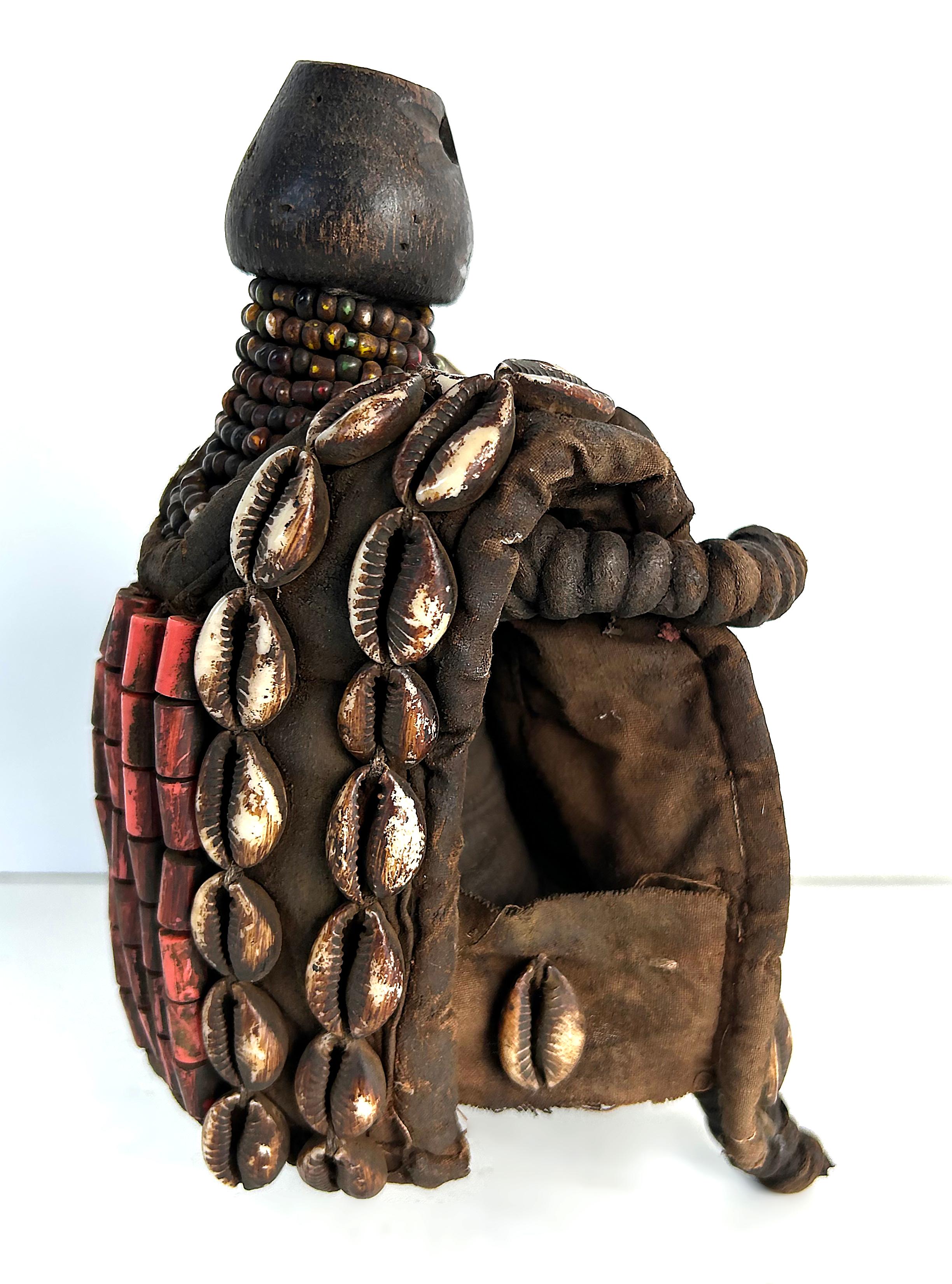 Legno Bambola della fertilità africana Yoruba con guscio di cowrie e perline, 20° secolo in vendita
