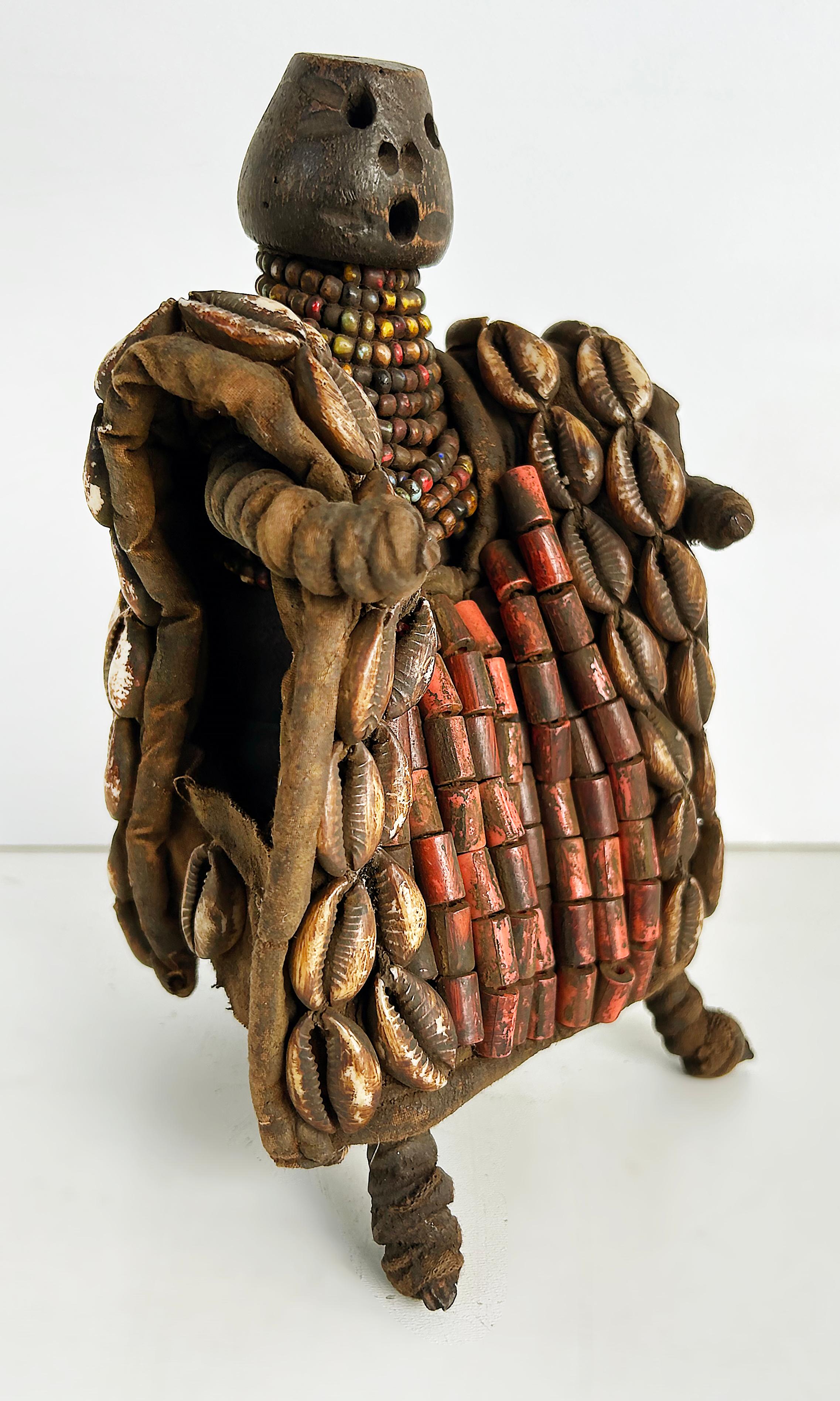 Bambola della fertilità africana Yoruba con guscio di cowrie e perline, 20° secolo in vendita 1