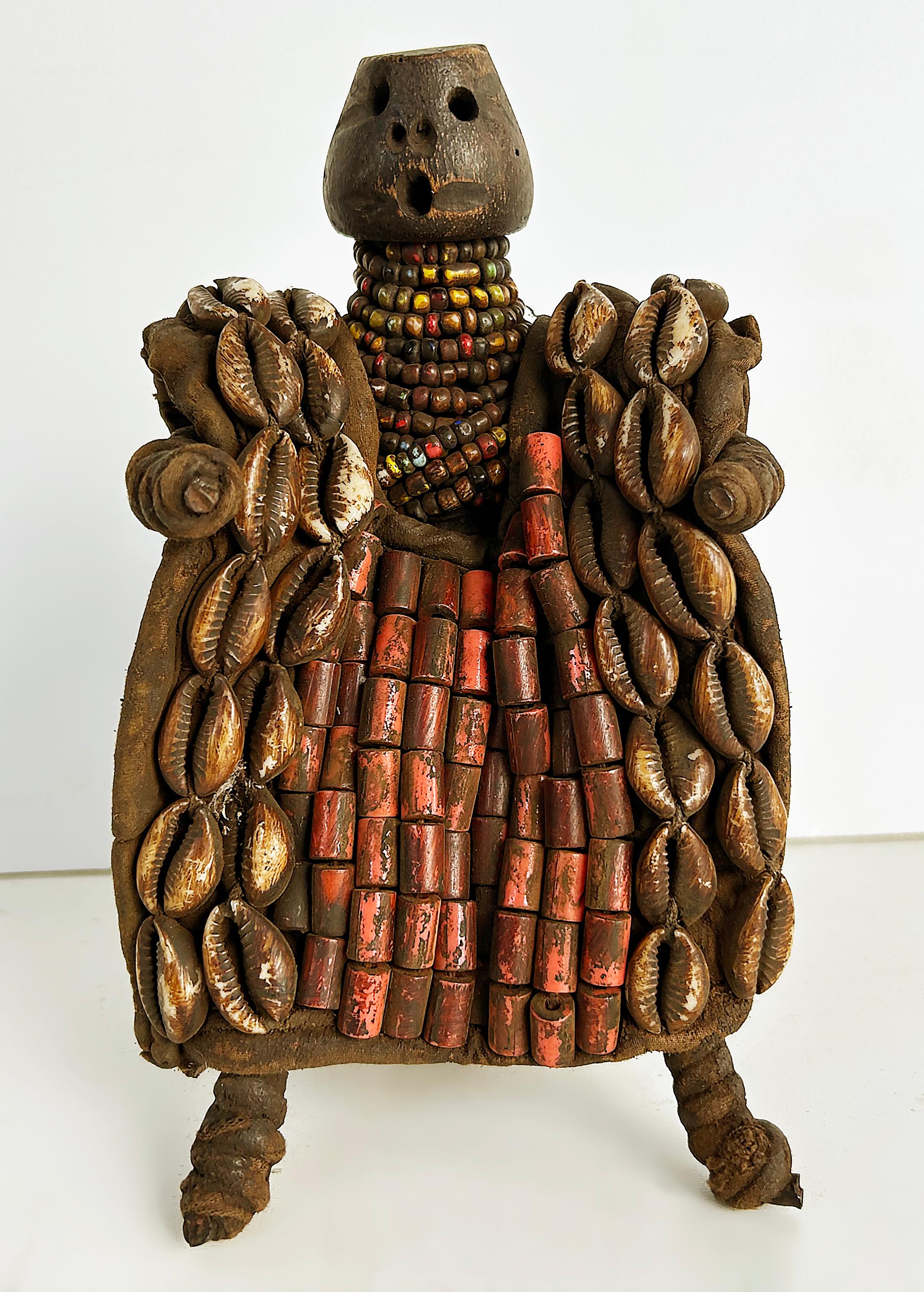 Bambola della fertilità africana Yoruba con guscio di cowrie e perline, 20° secolo in vendita 2