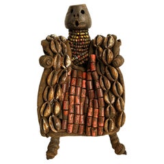 Muñeca de fertilidad africana yoruba de concha de cauri y cuentas, Siglo XX