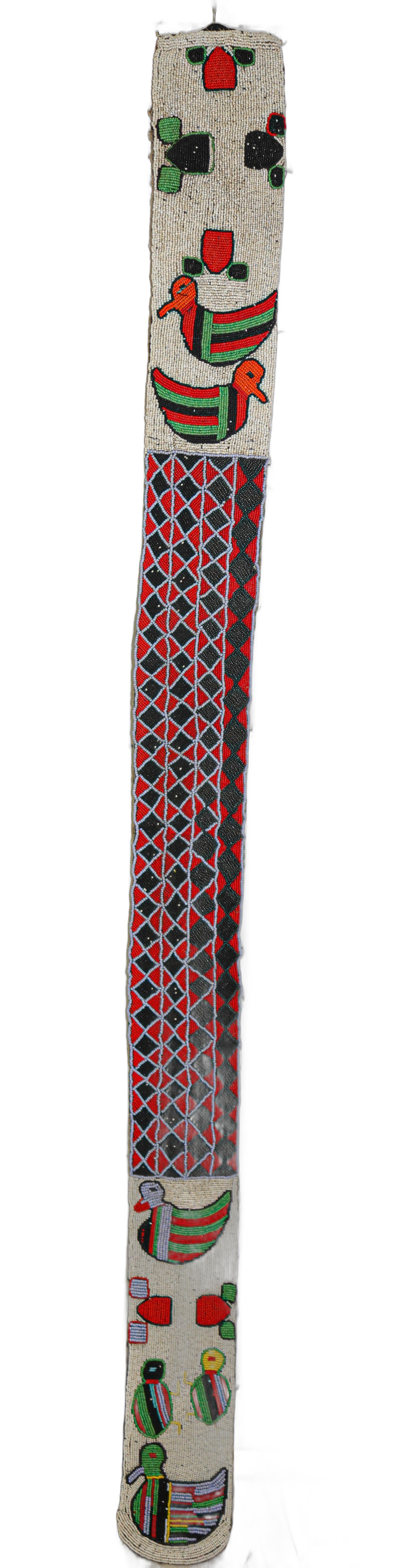 Panel colgante de cuentas de adivino yoruba africano 1950.
Este extraordinario colgante de pared con cuentas es un asombroso ejemplo de artesanía yoruba, de mediados del siglo XX. Creada por hábiles artesanos de Nigeria, la pieza presenta un