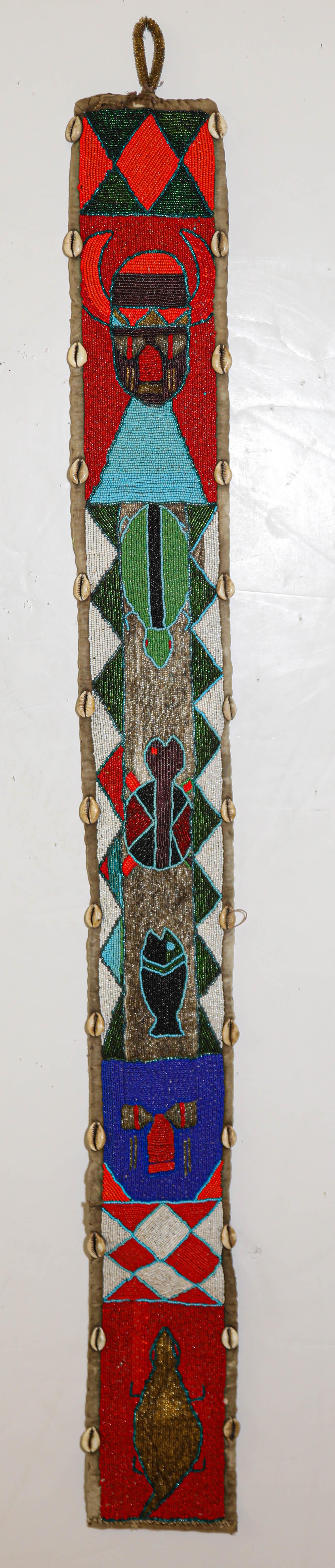 Panel colgante de cuentas rojas de adivino yoruba africano 1950.
Este extraordinario colgante de pared con cuentas es un asombroso ejemplo de artesanía yoruba, de mediados del siglo XX.
Creada por hábiles artesanos de Nigeria, la pieza presenta un