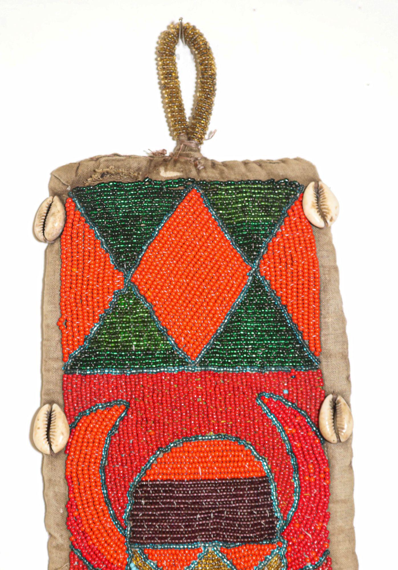 Faja de panel de cuentas rojas de adivino yoruba africano 1950 en Bueno estado para la venta en North Hollywood, CA