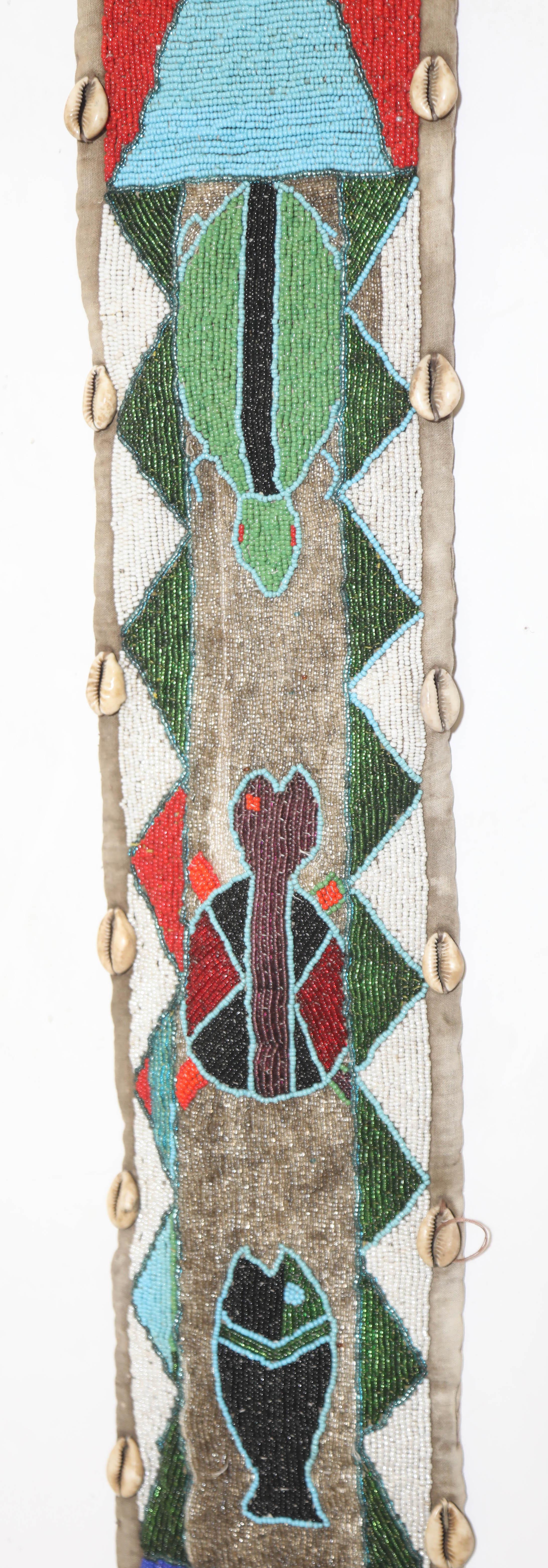Faja de panel de cuentas rojas de adivino yoruba africano 1950 Textil en venta