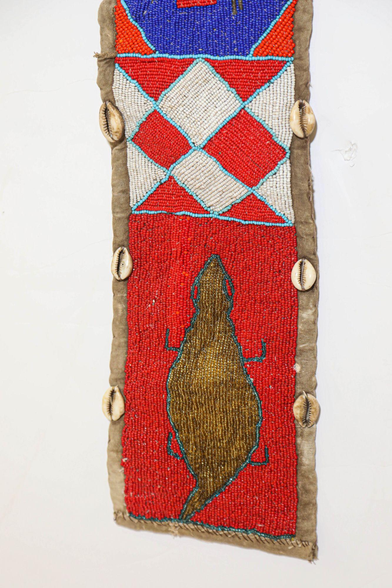 Faja de panel de cuentas rojas de adivino yoruba africano 1950 en venta 1