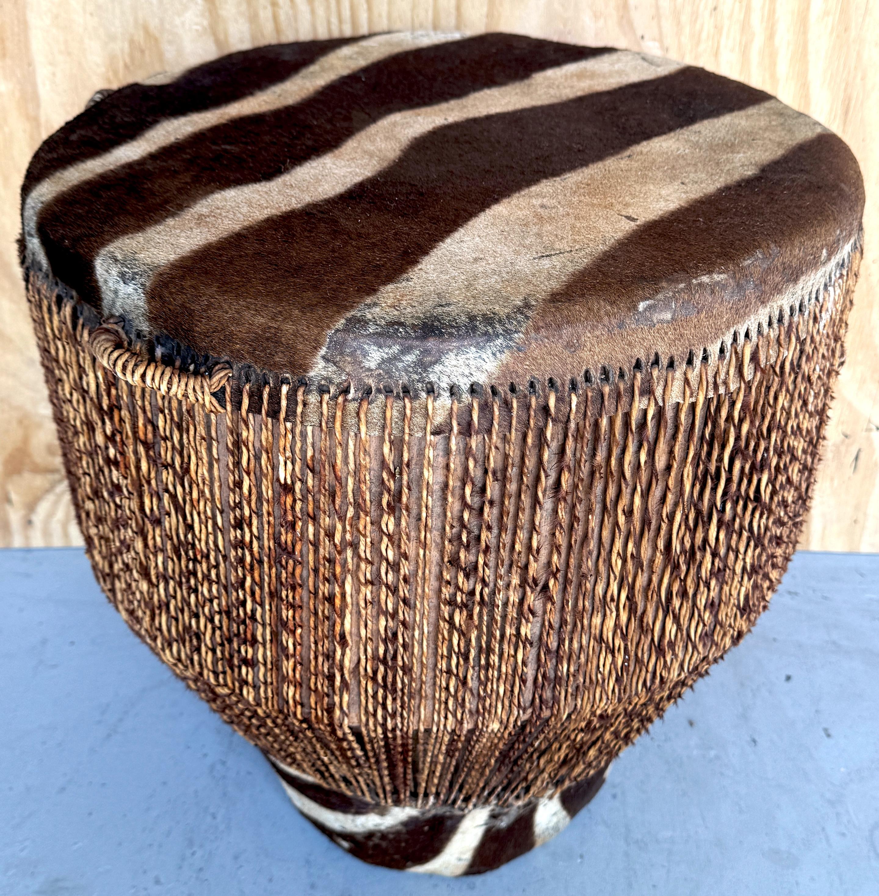 Tambor/Mesa auxiliar de cuero y piel de cebra africana siglo XX en venta