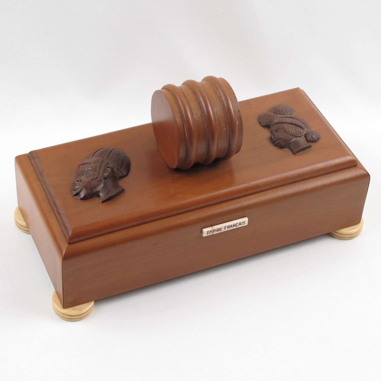 Caja africanista grande de madera tallada, años 30 en venta 3
