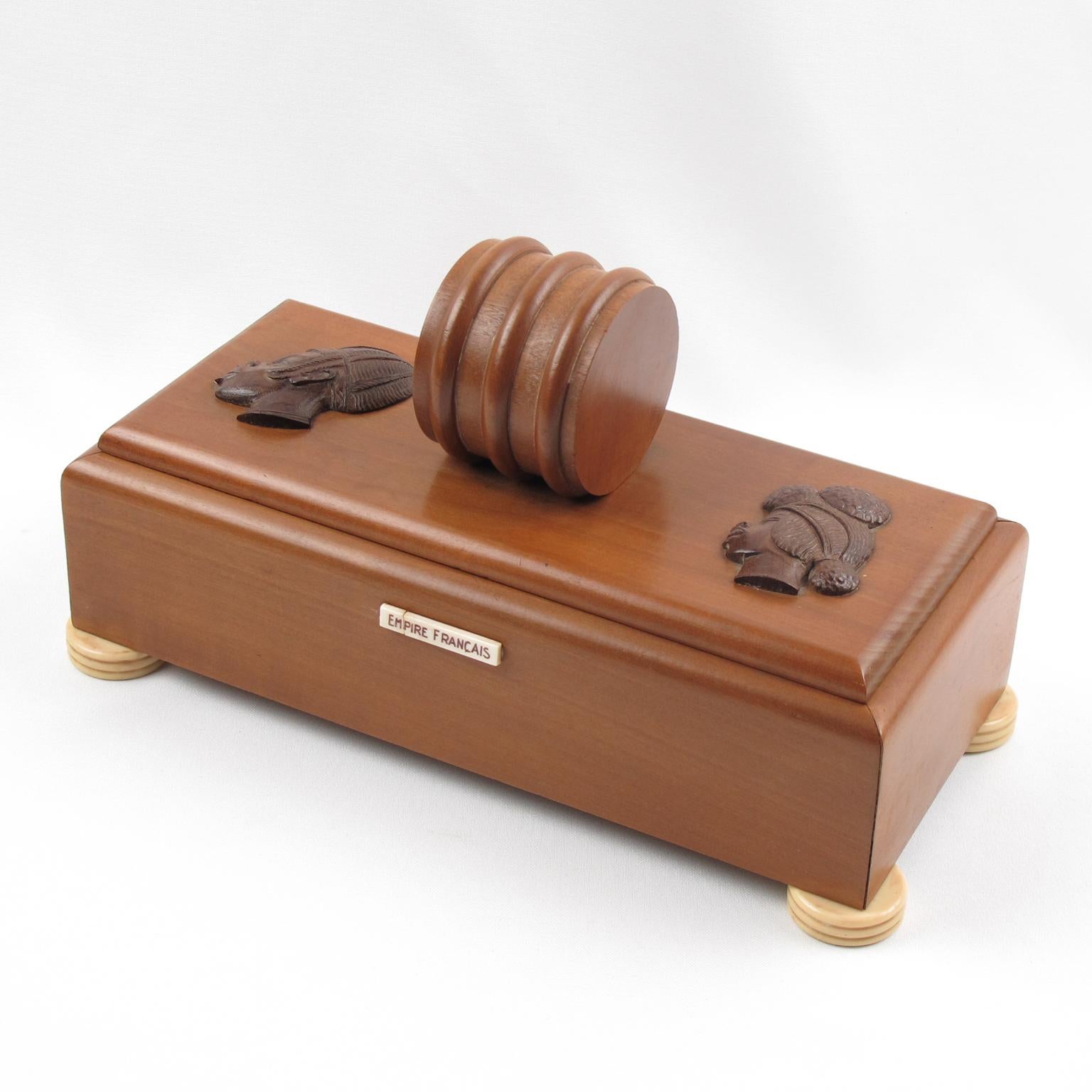 Caja africanista grande de madera tallada, años 30 Art Decó en venta