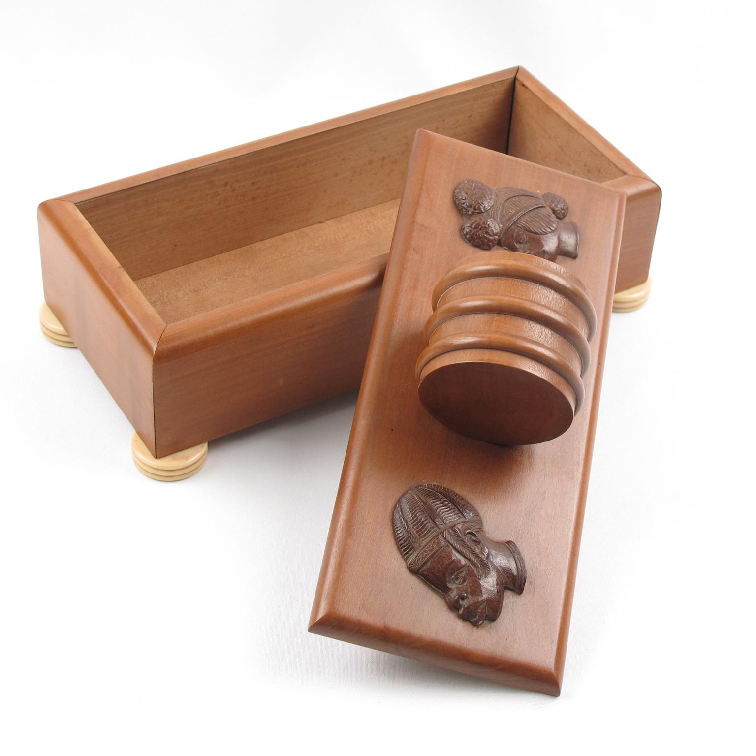 Caja africanista grande de madera tallada, años 30 Francés en venta