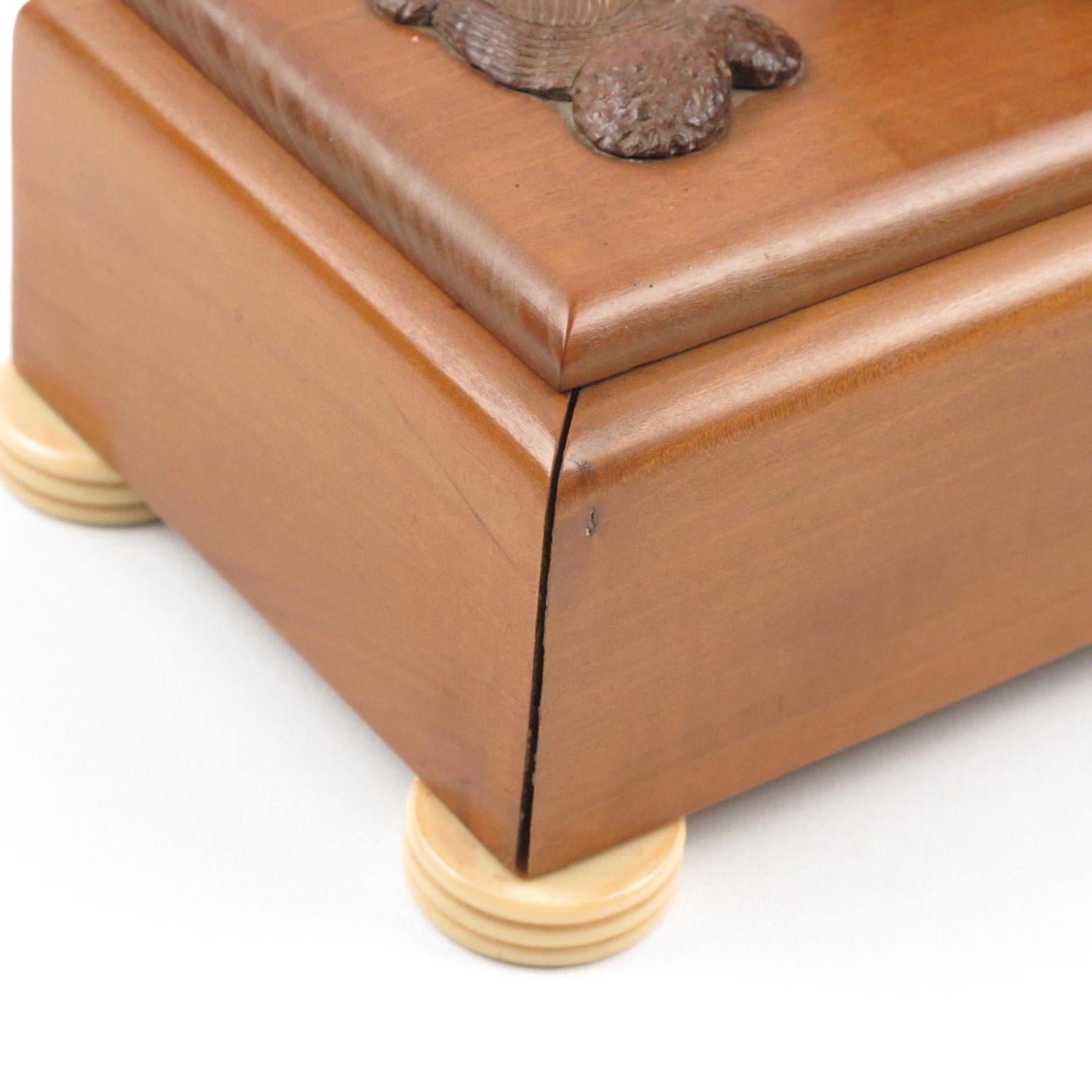 Caja africanista grande de madera tallada, años 30 en Bueno estado para la venta en Atlanta, GA