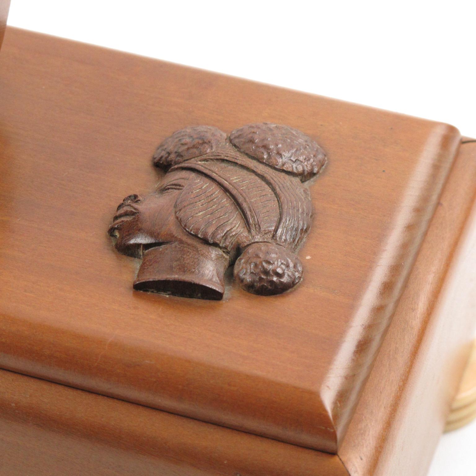 Caja africanista grande de madera tallada, años 30 mediados del siglo XX en venta