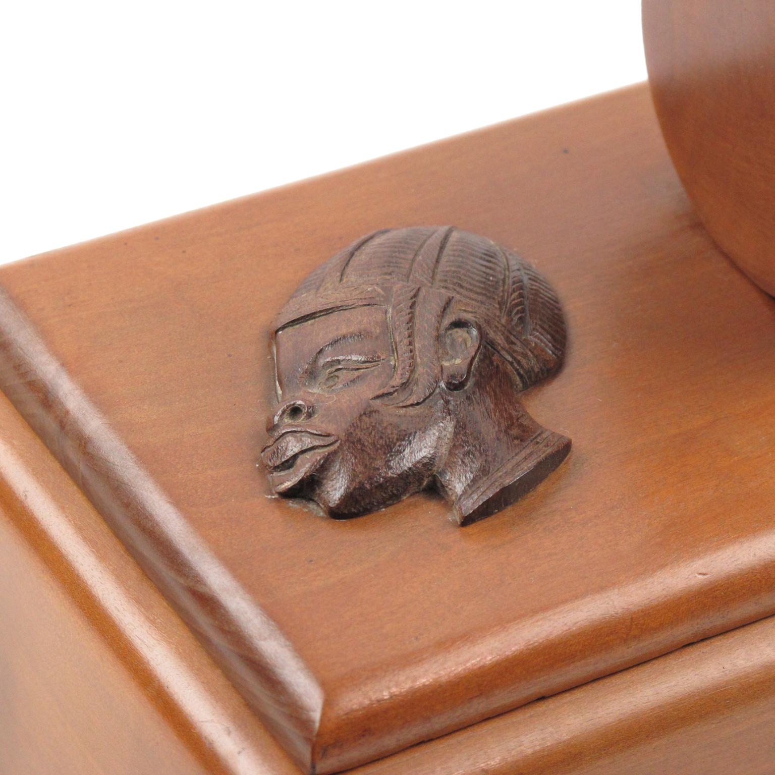 Caja africanista grande de madera tallada, años 30 Madera en venta