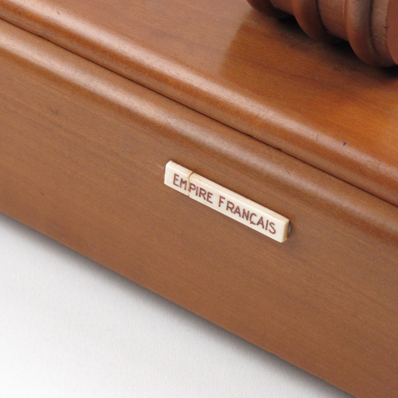 Caja africanista grande de madera tallada, años 30 en venta 1