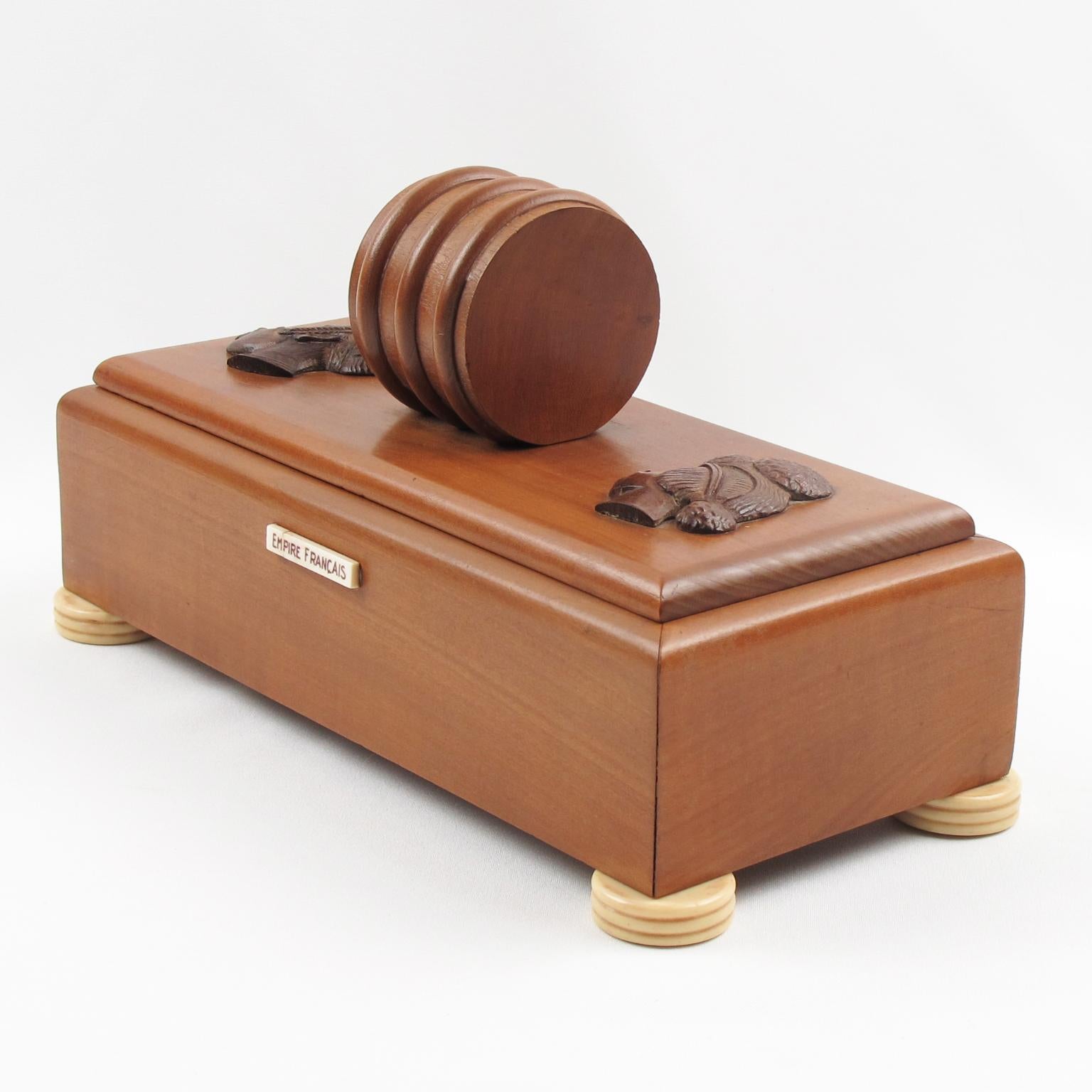 Caja africanista grande de madera tallada, años 30 en venta 2