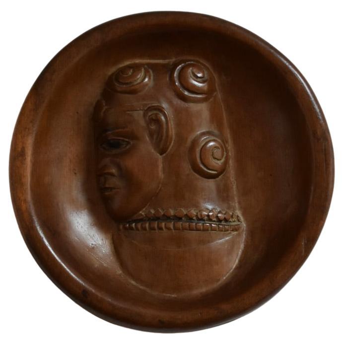 Africanist low relief round wooden wall sculpture, 1970s. For Sale