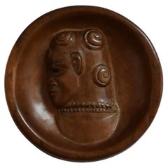 Vintage Africanist low relief round wooden wall sculpture, 1970s.