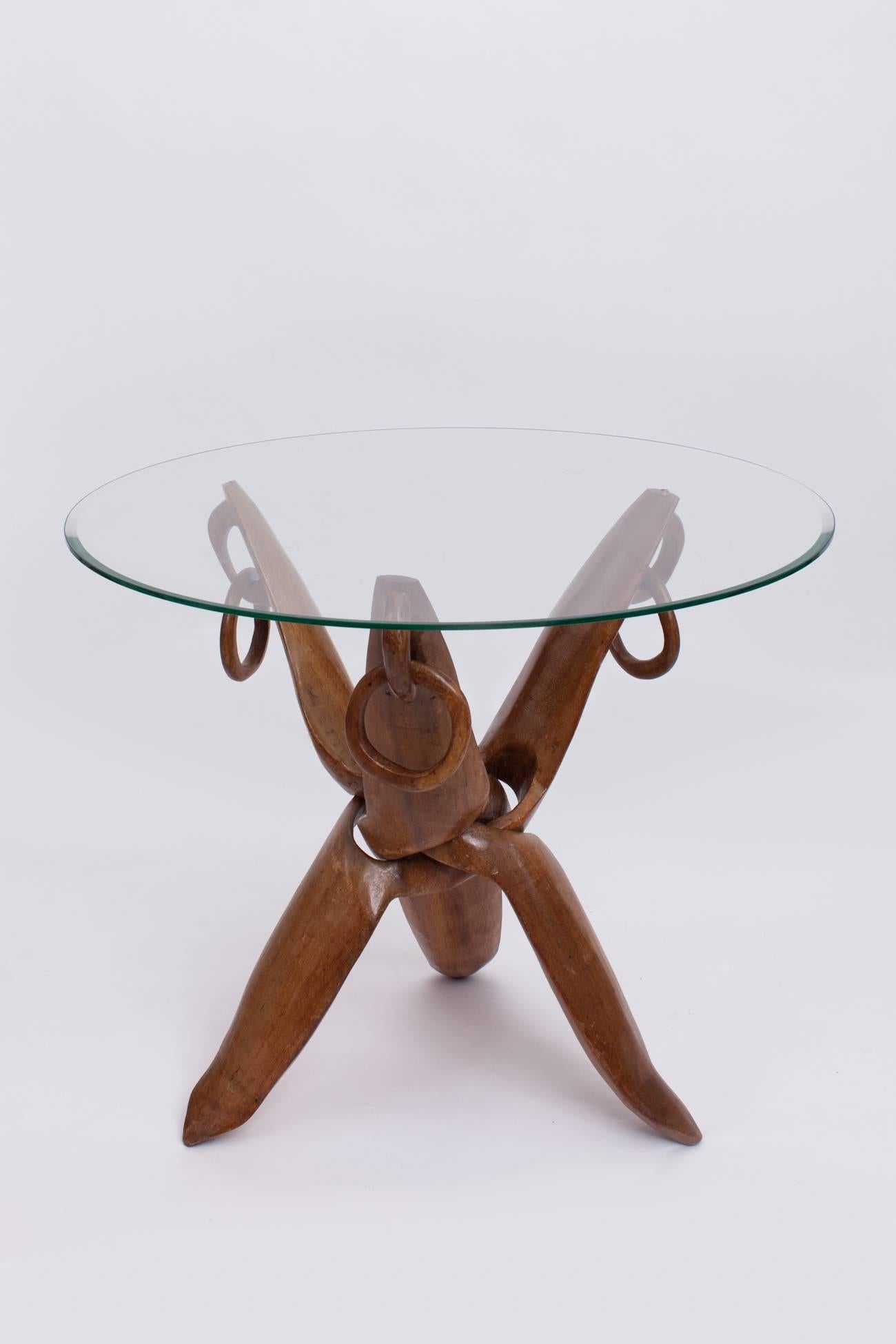 Français Paire de tables d'appoint africaines sculptées en bois et en verre, France, années 1950 en vente