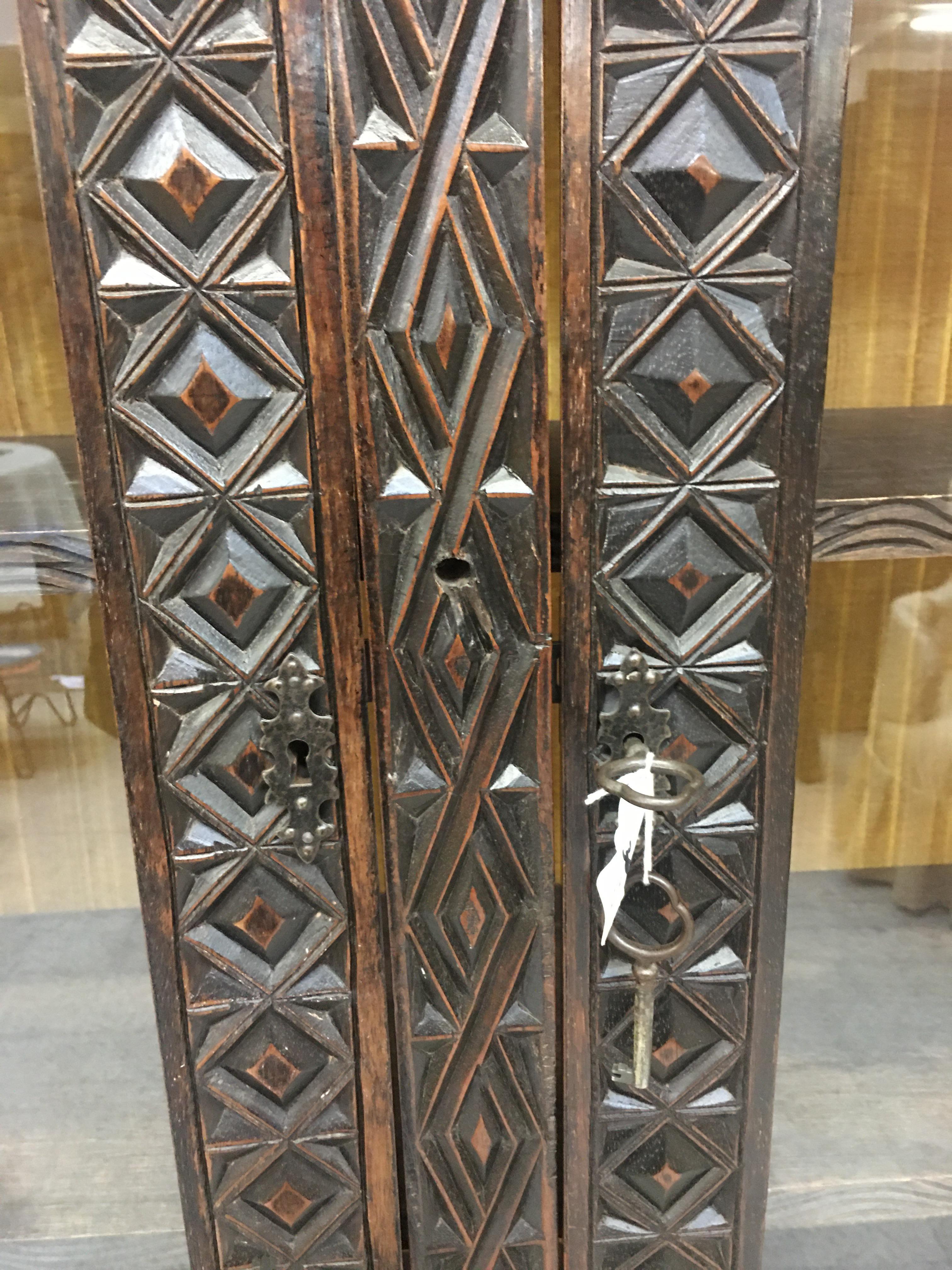 Africanist showcase cabinet in carved wood, circa 1950.
Probably a work from the former Belgian Congo.