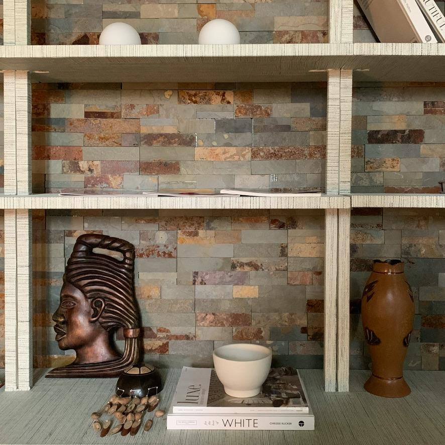 Il ritratto in legno intagliato a mano offre uno sguardo alla tradizione dell'arte popolare di Trinidad e Tobago. Il pezzo raffigura una donna con i capelli intrecciati, mostrando lo stile distintivo della regione.
Si tratta di un pezzo semplice ma
