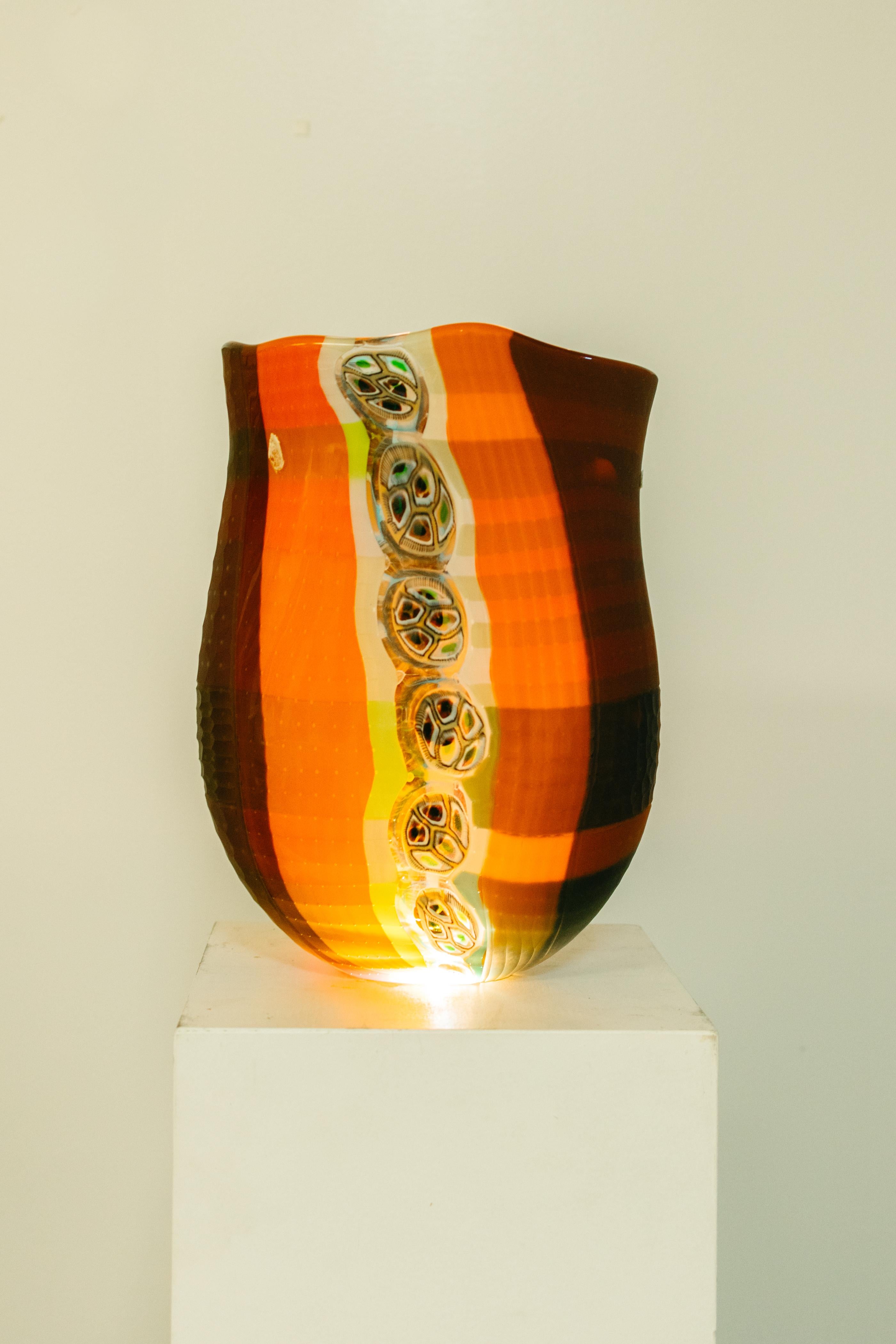 Vidrio veneciano soplado en Murano por Afro Celotto. Afro Celotto es un artista del vidrio italiano conocido por sus intrincadas y coloridas esculturas de vidrio. Nació en Murano, Italia, en 1963, y procede de una familia de vidrieros que lleva